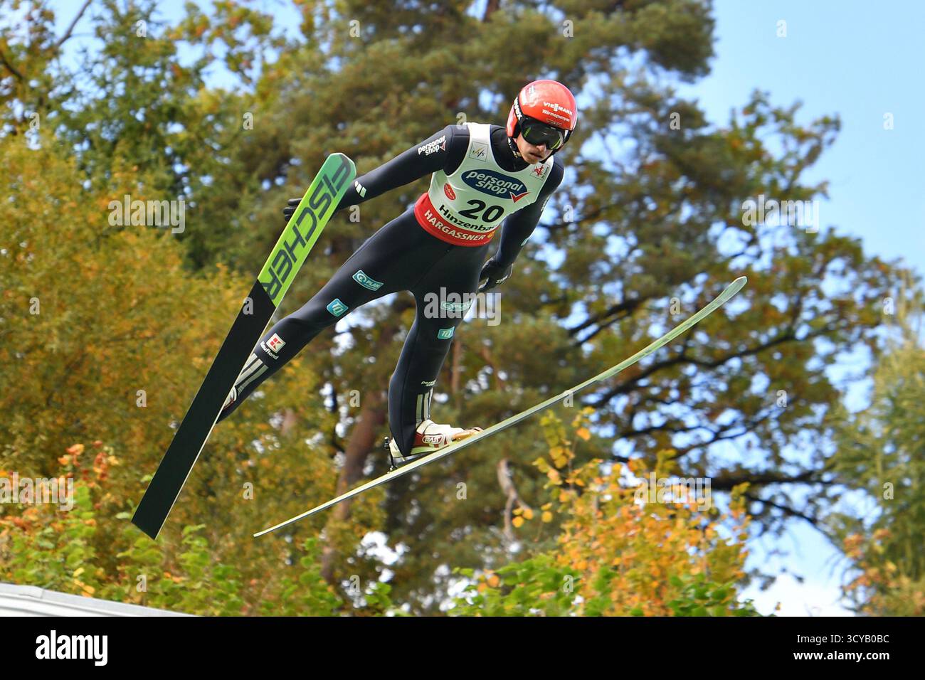 Eferding, Austria. 18 ottobre 2025. EFERDING, AUSTRIA - 18 OTTOBRE: La Germania Karl Geiger partecipa alla HS 90 femminile alla Viessmann FIS Ski Jumping World Cup Hinzenbach a energie AG Skisprungarena il 18 ottobre 2025 a Eferding, Austria 251018 SEPA 24 083 - 20251018 PD4155 credito: APA-PictureDesk/Alamy Live News Foto Stock