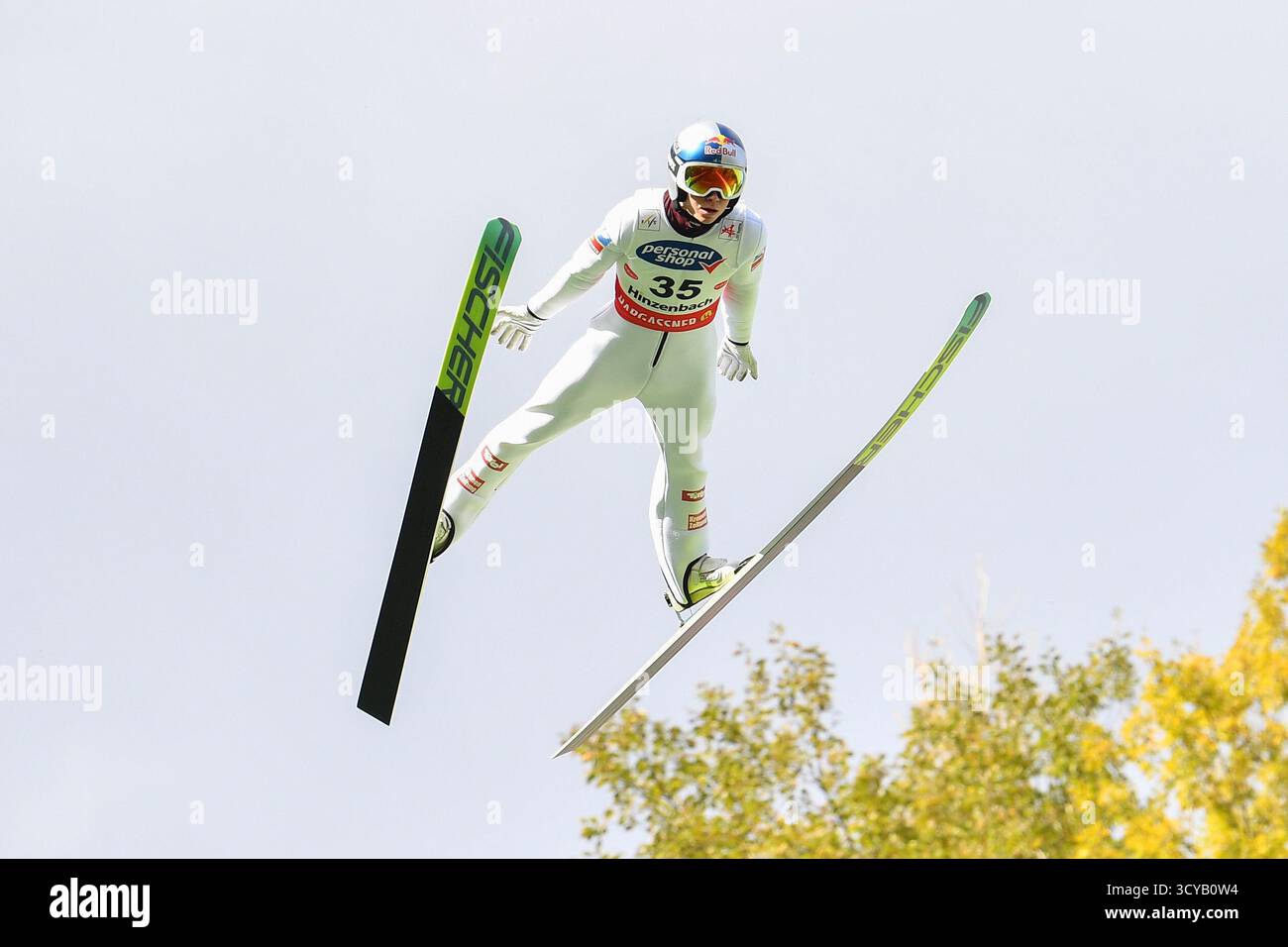 Eferding, Austria. 18 ottobre 2025. EFERDING, AUSTRIA - 18 OTTOBRE: Stephan Embacher dell'Austria gareggia durante la HS 90 femminile alla Viessmann FIS Ski Jumping World Cup Hinzenbach a energie AG Skisprungarena il 18 ottobre 2025 a Eferding, Austria 251018 SEPA 24 085 - 20251018 PD4150 credito: APA-PictureDesk/Alamy Live News Foto Stock
