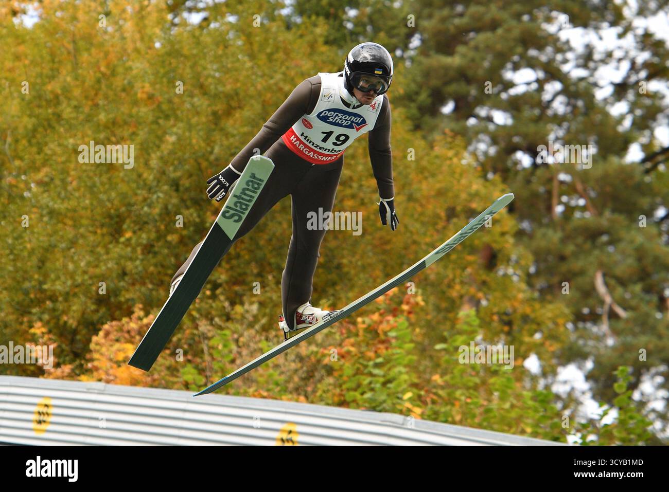 Eferding, Austria. 18 ottobre 2025. EFERDING, AUSTRIA - 18 OTTOBRE: L'Ucraina Vitaliy Kalinichenko partecipa alla HS 90 femminile alla Coppa del mondo di salto con gli sci FIS di Viessmann Hinzenbach a energie AG Skisprungarena il 18 ottobre 2025 a Eferding, Austria 251018 SEPA 24 057 - 20251018 PD4301 credito: APA-PictureDesk/Alamy Live News Foto Stock