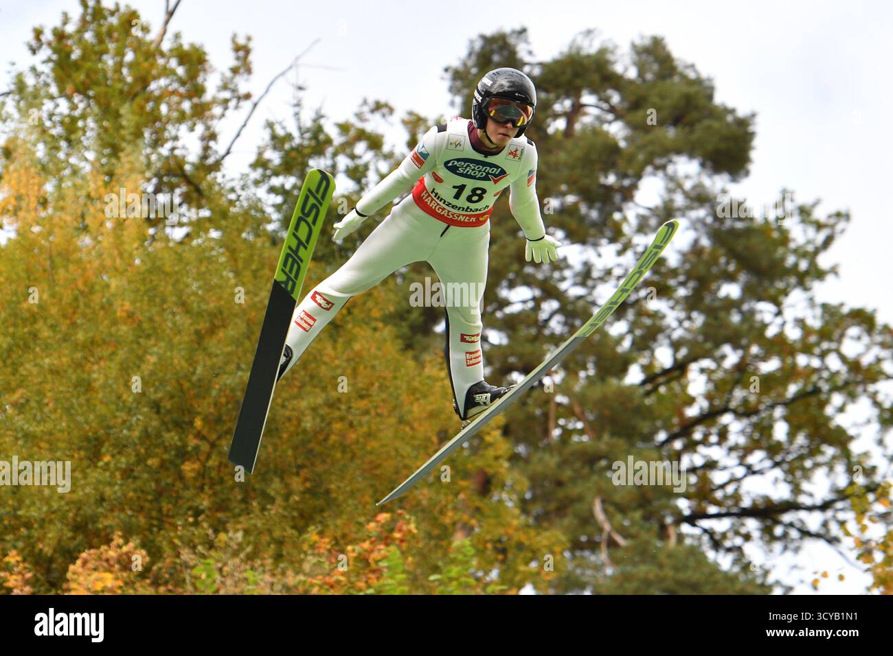 Eferding, Austria. 18 ottobre 2025. EFERDING, AUSTRIA - 18 OTTOBRE: Johannes Poelz dell'Austria gareggia durante la HS 90 femminile alla Viessmann FIS Ski Jumping World Cup Hinzenbach a energie AG Skisprungarena il 18 ottobre 2025 a Eferding, Austria 251018 SEPA 24 056 - 20251018 PD4300 credito: APA-PictureDesk/Alamy Live News Foto Stock