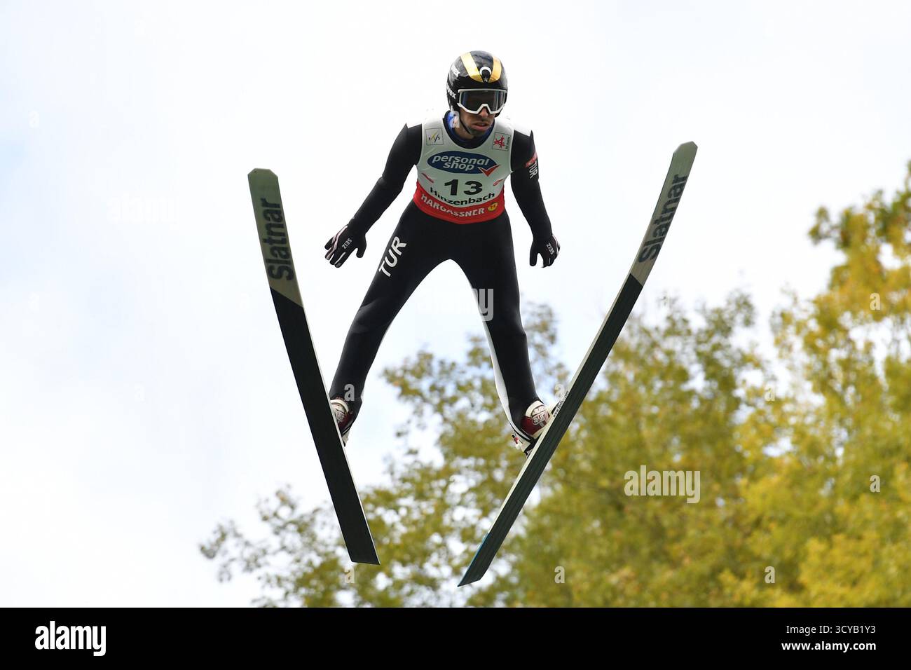 Eferding, Austria. 18 ottobre 2025. EFERDING, AUSTRIA - 18 OTTOBRE: La Turchia Fatih Arda Ipcioglu partecipa alla HS 90 femminile alla Coppa del mondo di salto con gli sci FIS di Viessmann Hinzenbach a energie AG Skisprungarena il 18 ottobre 2025 a Eferding, Austria 251018_SEPA_24_050 - 20251018_PD4328 credito: APA-PictureDesk/Alamy Live News Foto Stock