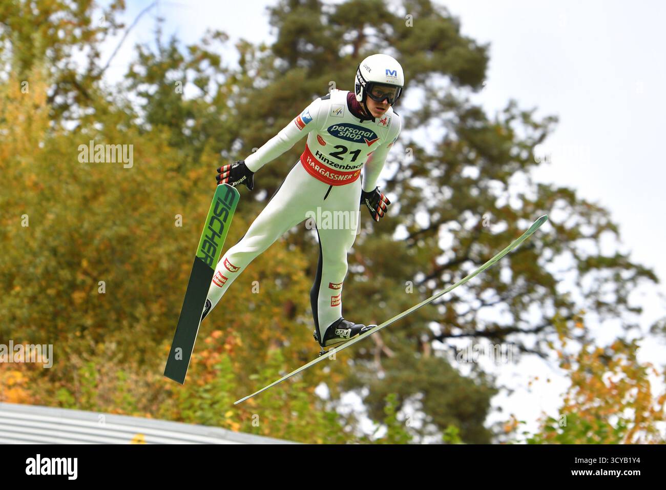 Eferding, Austria. 18 ottobre 2025. EFERDING, AUSTRIA - 18 OTTOBRE: Simon Steinberger dell'Austria gareggia durante la HS 90 femminile alla Viessmann FIS Ski Jumping World Cup Hinzenbach a energie AG Skisprungarena il 18 ottobre 2025 a Eferding, Austria 251018 SEPA 24 058 - 20251018 PD4298 credito: APA-PictureDesk/Alamy Live News Foto Stock