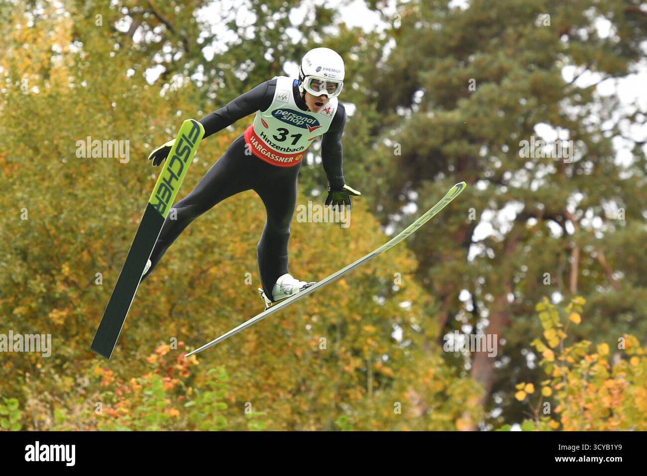 Eferding, Austria. 18 ottobre 2025. EFERDING, AUSTRIA - 18 OTTOBRE: La Slovacchia Hektor Kapustik partecipa alla HS 90 femminile alla Viessmann FIS Ski Jumping World Cup Hinzenbach a energie AG Skisprungarena il 18 ottobre 2025 a Eferding, Austria 251018 SEPA 24 042 - 20251018 PD4342 credito: APA-PictureDesk/Alamy Live News Foto Stock