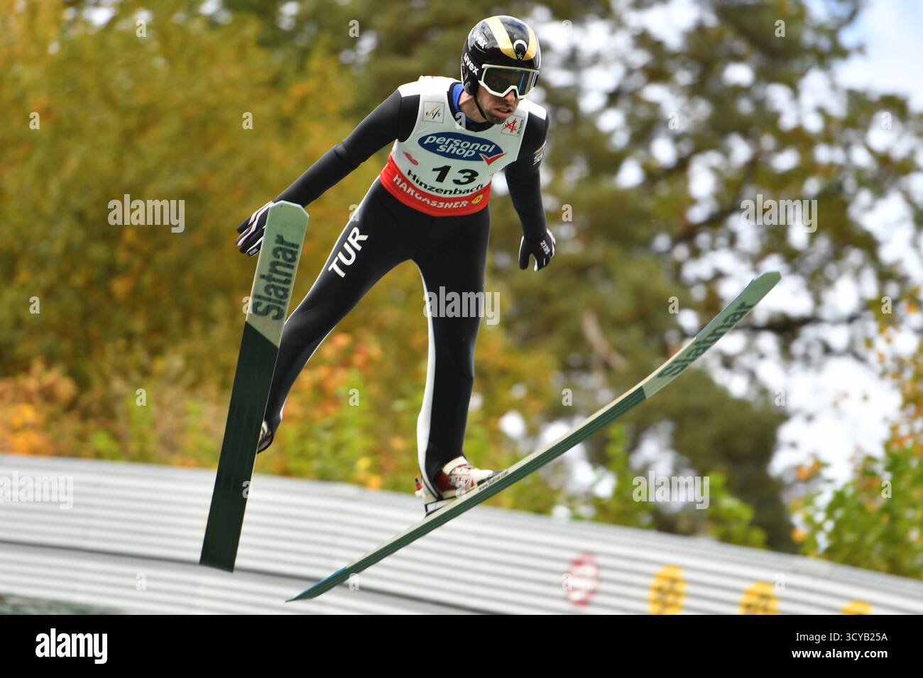 Eferding, Austria. 18 ottobre 2025. EFERDING, AUSTRIA - 18 OTTOBRE: La Turchia Fatih Arda Ipcioglu partecipa alla HS 90 femminile alla Coppa del mondo di salto con gli sci FIS di Viessmann Hinzenbach a energie AG Skisprungarena il 18 ottobre 2025 a Eferding, Austria 251018_SEPA_24_051 - 20251018_PD4319 credito: APA-PictureDesk/Alamy Live News Foto Stock