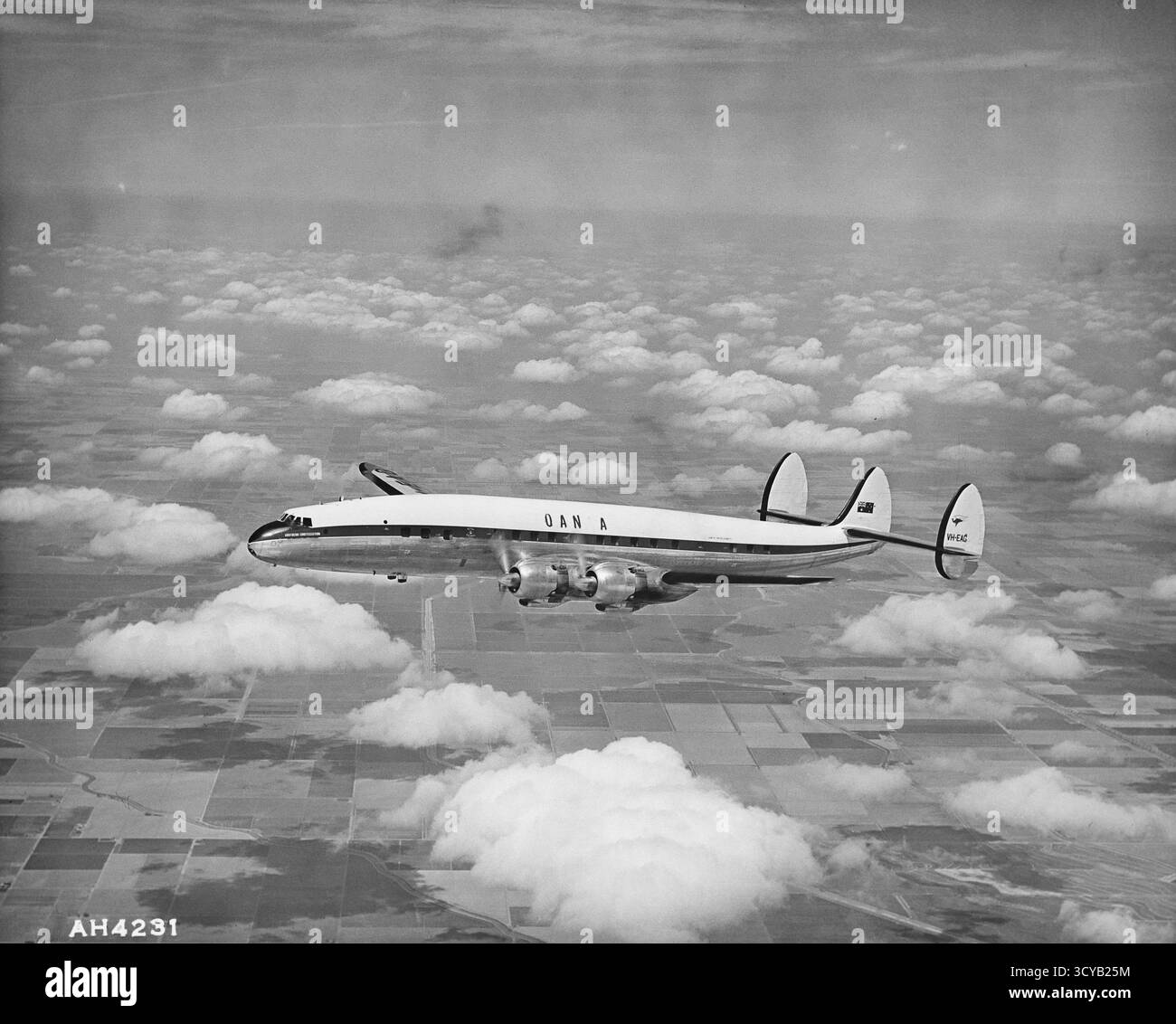 Qantas costellazione quattro motori di linea in volo Foto Stock