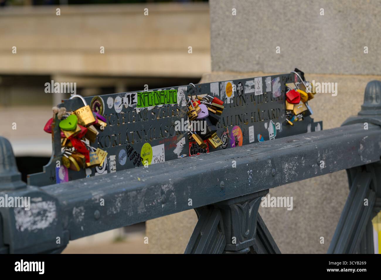 Love Locks sul ponte delle catene a Budapest, Ungheria Foto Stock