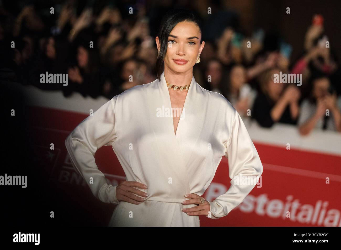 Roma, Italia. 17 ottobre 2025. 17 ottobre 2025 - Amy Jackson partecipa al Red carpet del film "Sandokan" durante la 20a Festa del Cinema di Roma all'Auditorium Parco della musica di Roma. (Foto di Elena Vizzoca/Pacific Press) credito: Pacific Press Media Production Corp./Alamy Live News Foto Stock