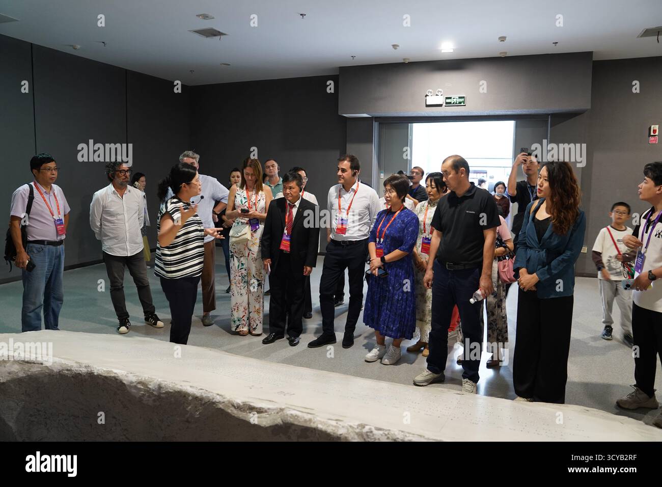 Jingdezhen, la provincia cinese del Jiangxi. 18 ottobre 2025. Gli ospiti del Global Mayors Dialogue visitano il China Ceramics Museum a Jingdezhen, nella provincia orientale di Jiangxi, 18 ottobre 2025. Il dialogo globale dei sindaci si è svolto a Jingdezhen dal 17 al 20 ottobre. Crediti: Zhou mi/Xinhua/Alamy Live News Foto Stock