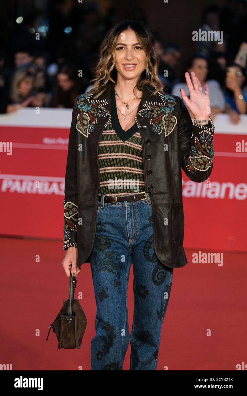 Roma, Italia. 17 ottobre 2025. 17 ottobre 2025 - Ema Stokholma partecipa al Red carpet del film "Sandokan" durante la 20a Festa del Cinema di Roma all'Auditorium Parco della musica di Roma. (Foto di Elena Vizzoca/Pacific Press) credito: Pacific Press Media Production Corp./Alamy Live News Foto Stock
