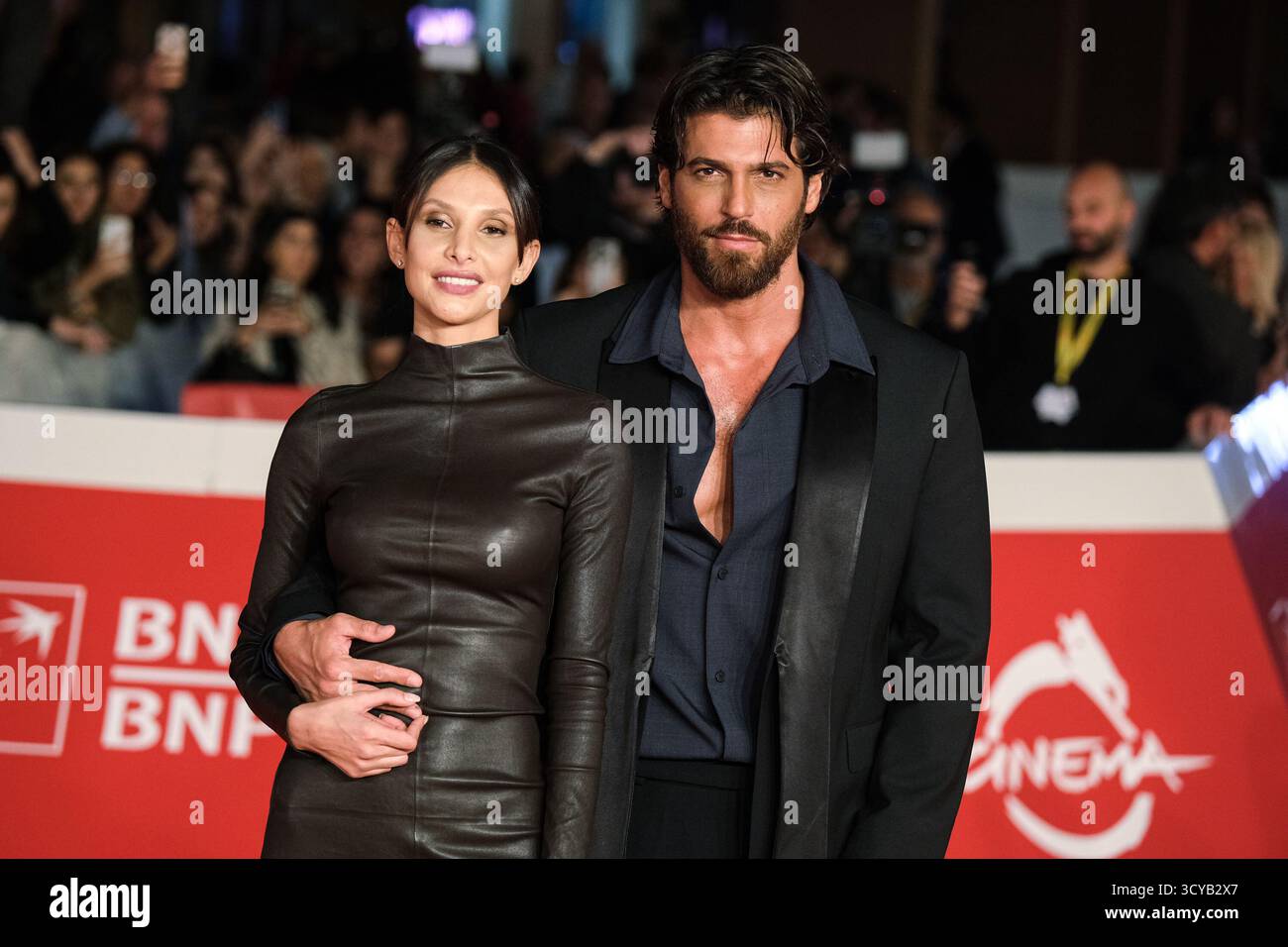 Roma, Italia. 17 ottobre 2025. 17 ottobre 2025 -     (L) e     (R) partecipano al Red carpet del film “Sandokan” durante la 20a Festa del Cinema di Roma presso l'Auditorium Parco della musica di Roma, Italia. (Foto di Elena Vizzoca/Pacific Press) credito: Pacific Press Media Production Corp./Alamy Live News Foto Stock
