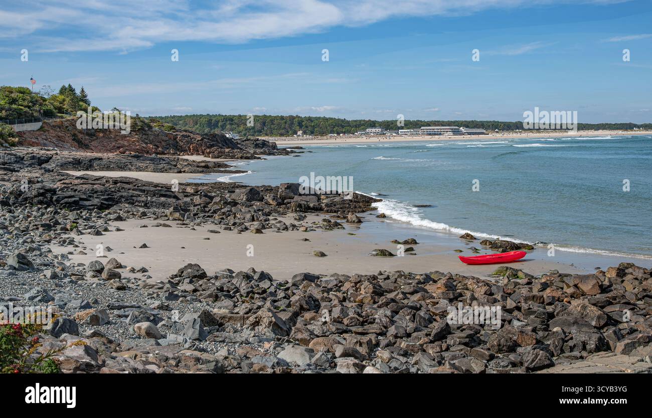 Insenature di Rocky Beach nel Maine: Le formazioni rocciose si estendono con motivi a ferro di cavallo creando una serie di piccole spiagge sabbiose lungo la costa vicino a Ogunquit, Maine. Foto Stock