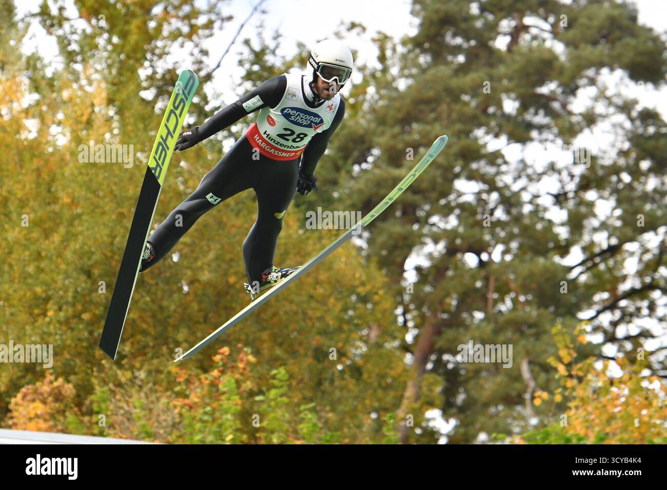 Eferding, Austria. 18 ottobre 2025. EFERDING, AUSTRIA - 18 OTTOBRE: Roman Koudelka della Repubblica Ceca gareggia durante la HS 90 femminile alla Viessmann FIS Ski Jumping World Cup Hinzenbach a energie AG Skisprungarena il 18 ottobre 2025 a Eferding, Austria 251018_SEPA_24_005 - 20251018_PD4459 credito: APA-PictureDesk/Alamy Live News Foto Stock