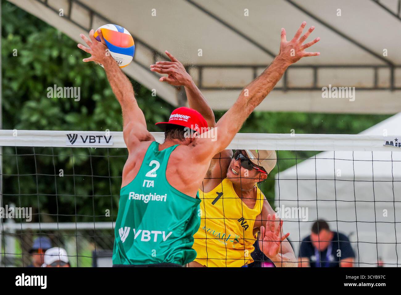 Laguna Province, Filippine. 18 ottobre 2025. Bintang Akbar (Back) dell'Indonesia gareggia contro Alex Ranghieri dell'Italia durante i quarti di finale maschile tra Manuel Alfieri/Alex Ranghieri dell'Italia e Bintang Akbar/Sofyan Rachman Efendi dell'Indonesia al Volleyball World Beach Pro Tour nella Provincia di Laguna, nelle Filippine, 18 ottobre 2025. Crediti: Rouelle Umali/Xinhua/Alamy Live News Foto Stock