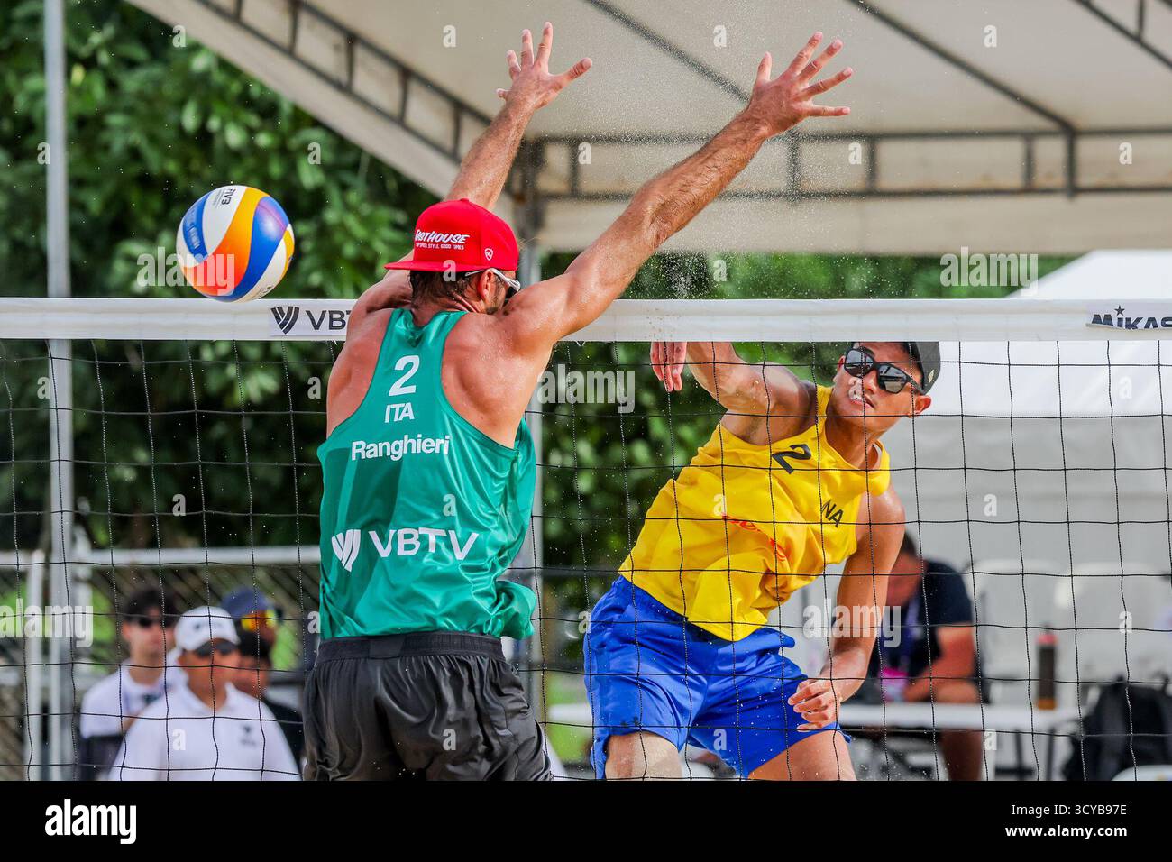 Laguna Province, Filippine. 18 ottobre 2025. Sofyan Rachman Efendi (Back) dell'Indonesia gareggia contro Alex Ranghieri dell'Italia durante i quarti di finale maschile tra Manuel Alfieri/Alex Ranghieri dell'Italia e Bintang Akbar/Sofyan Rachman Efendi dell'Indonesia al Volleyball World Beach Pro Tour nella Provincia di Laguna, nelle Filippine, 18 ottobre 2025. Crediti: Rouelle Umali/Xinhua/Alamy Live News Foto Stock