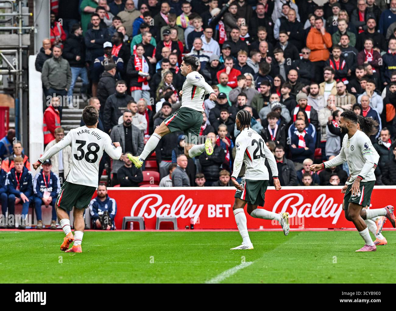 The City Ground, Nottingham, Regno Unito. 18 ottobre 2025. Premier League Football, Nottingham Forest contro Chelsea; Pedro Neto del Chelsea festeggia con la sua squadra dopo aver segnato al 52° minuto per 0-2 crediti: Action Plus Sports/Alamy Live News Foto Stock