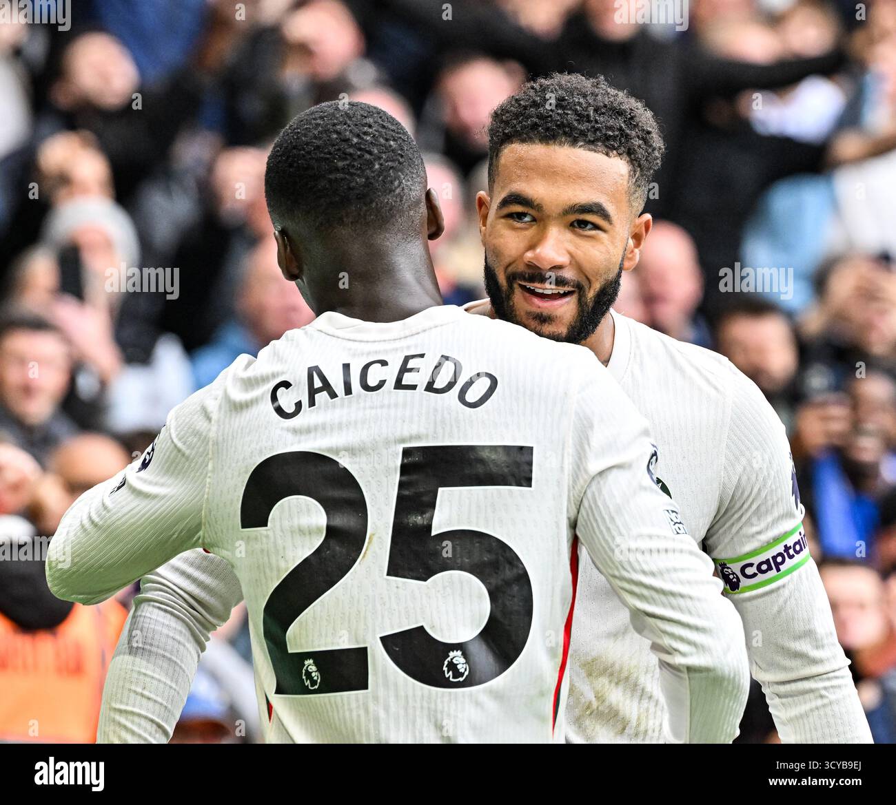 The City Ground, Nottingham, Regno Unito. 18 ottobre 2025. Premier League Football, Nottingham Forest contro Chelsea; Reece James del Chelsea festeggia con Moises Caicedo dopo aver segnato al 84° minuto per 0-3 crediti: Action Plus Sports/Alamy Live News Foto Stock