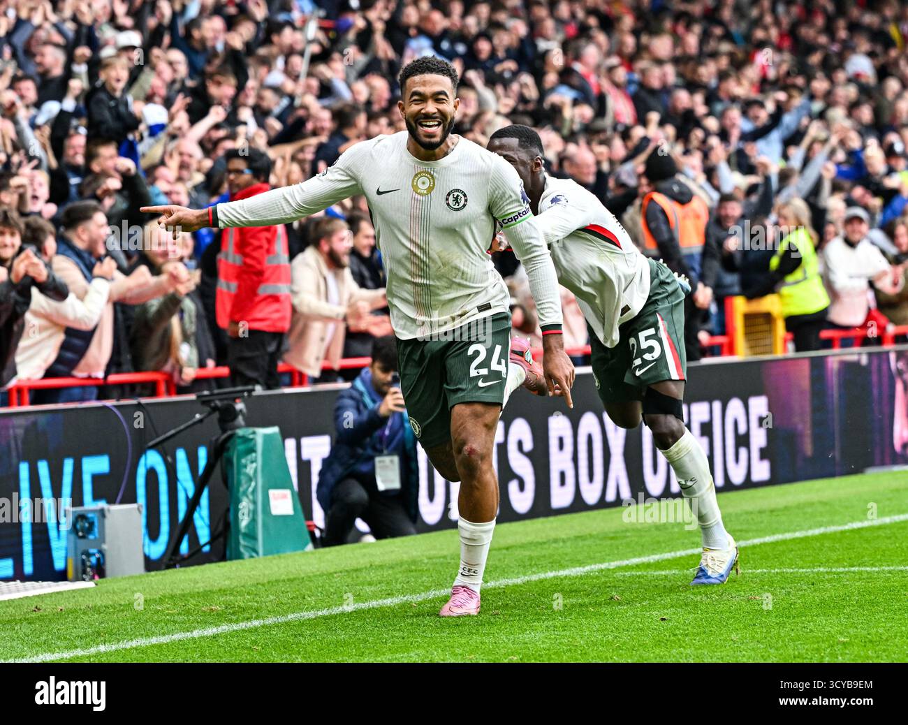 The City Ground, Nottingham, Regno Unito. 18 ottobre 2025. Premier League Football, Nottingham Forest contro Chelsea; Reece James del Chelsea festeggia segnando al 84° minuto per 0-3 crediti: Action Plus Sports/Alamy Live News Foto Stock