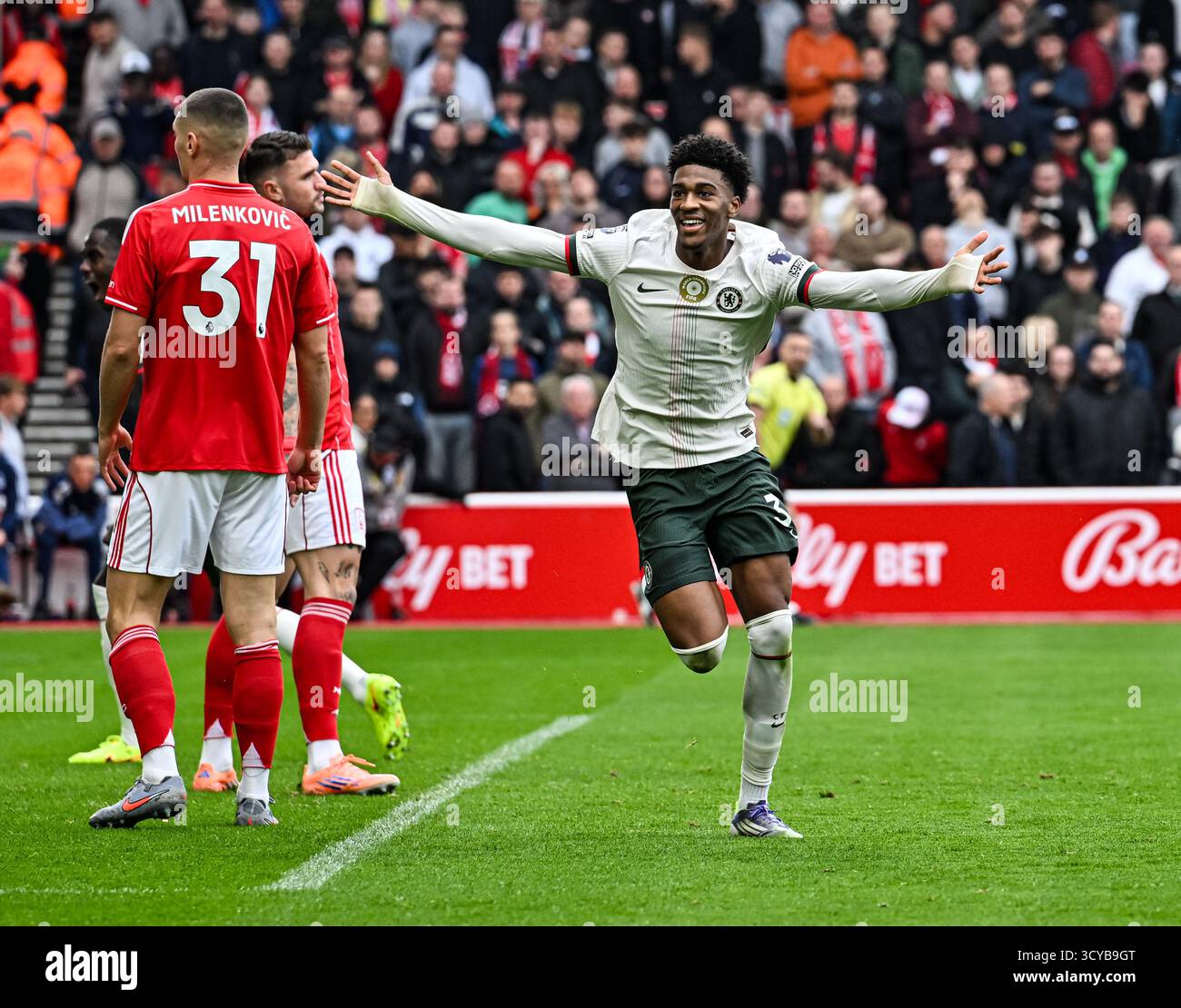 The City Ground, Nottingham, Regno Unito. 18 ottobre 2025. Premier League Football, Nottingham Forest contro Chelsea; Josh Acheampong del Chelsea festeggia dopo aver segnato al 49° minuto per il 0-1 Credit: Action Plus Sports/Alamy Live News Foto Stock