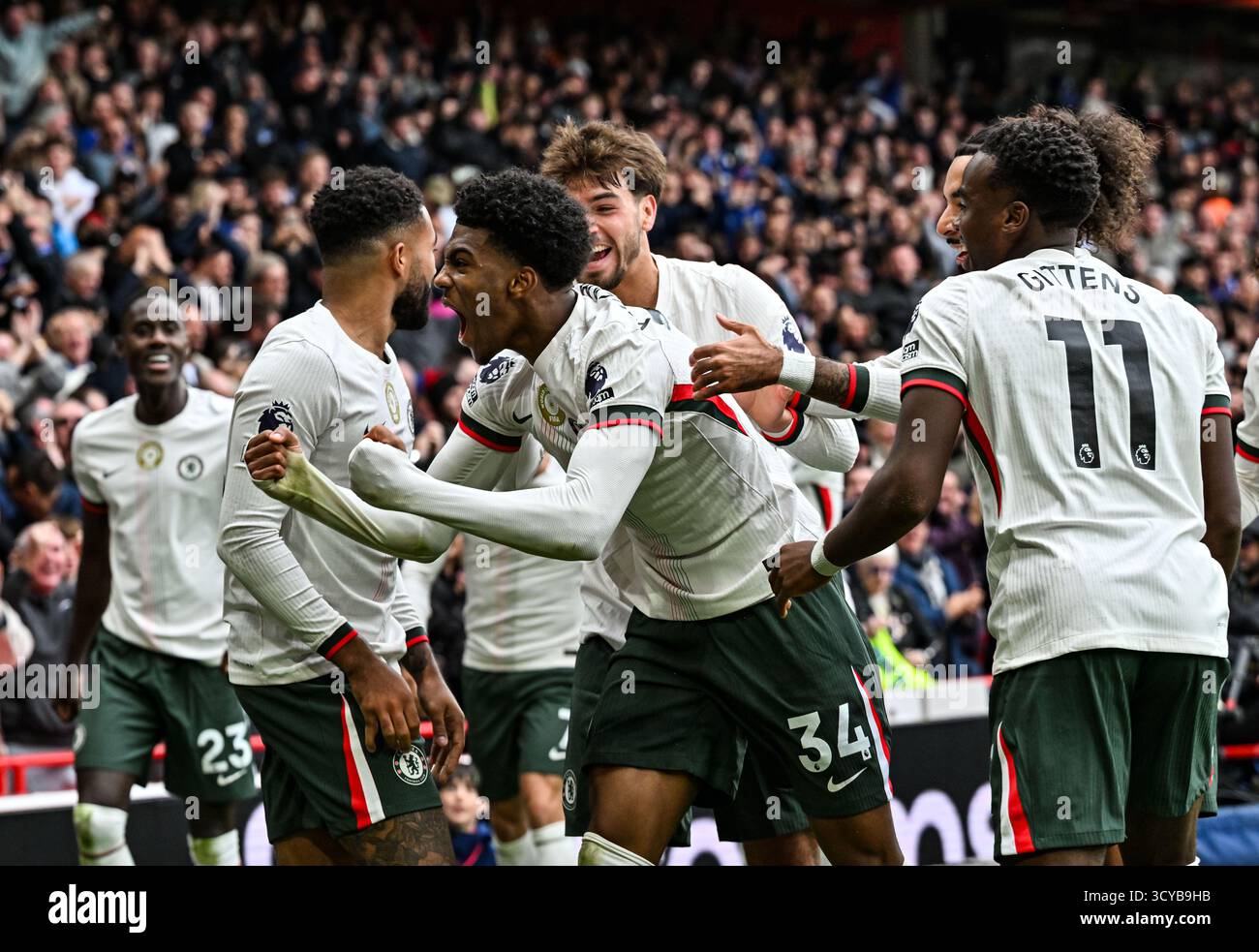 The City Ground, Nottingham, Regno Unito. 18 ottobre 2025. Premier League Football, Nottingham Forest contro Chelsea; Josh Acheampong del Chelsea festeggia con la sua squadra dopo aver segnato al 49° minuto per 0-1 crediti: Action Plus Sports/Alamy Live News Foto Stock