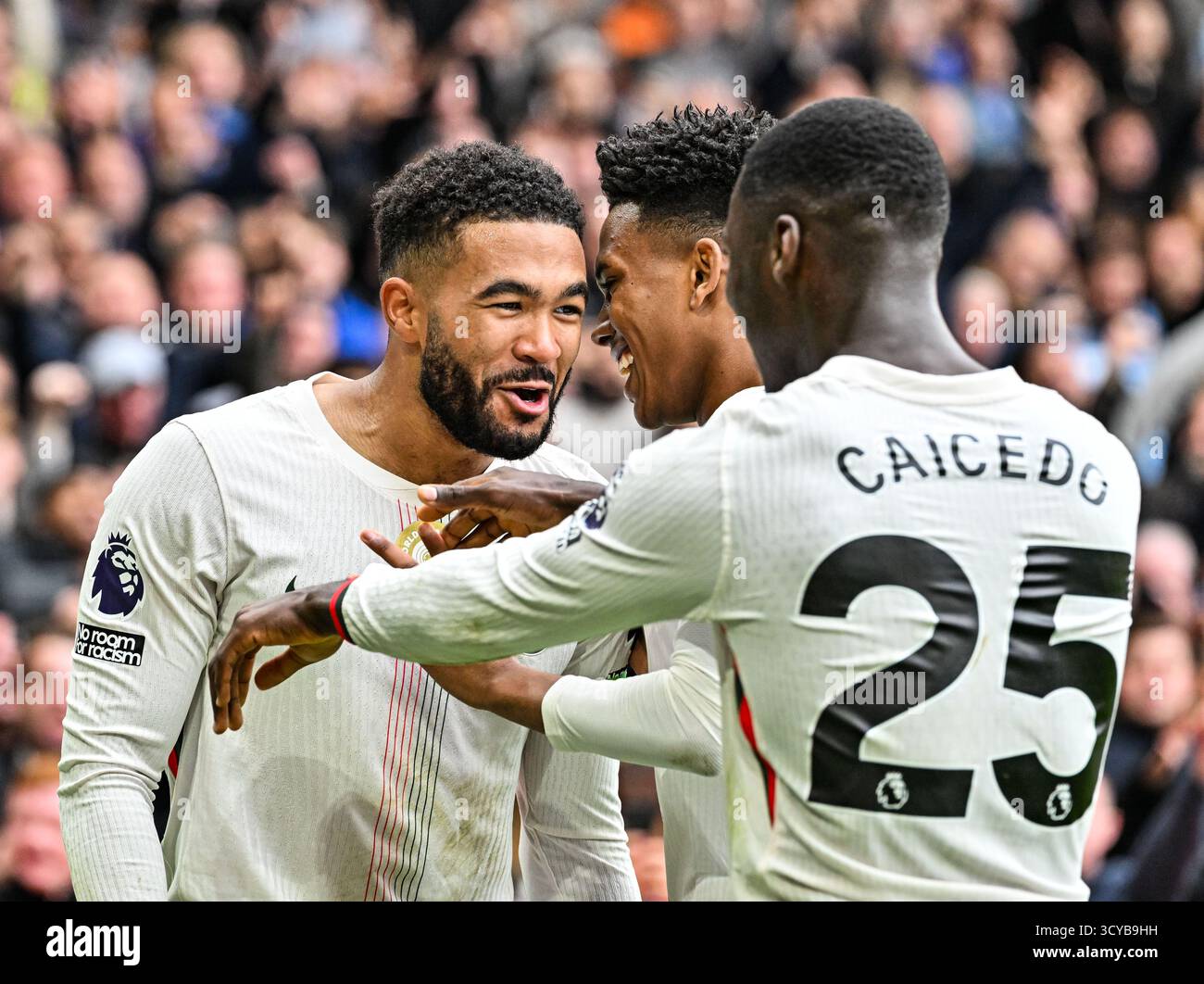 The City Ground, Nottingham, Regno Unito. 18 ottobre 2025. Premier League Football, Nottingham Forest contro Chelsea; Reece James del Chelsea festeggia con Moises Caicedo e Estevao dopo aver segnato al 84° minuto per 0-3 crediti: Action Plus Sports/Alamy Live News Foto Stock