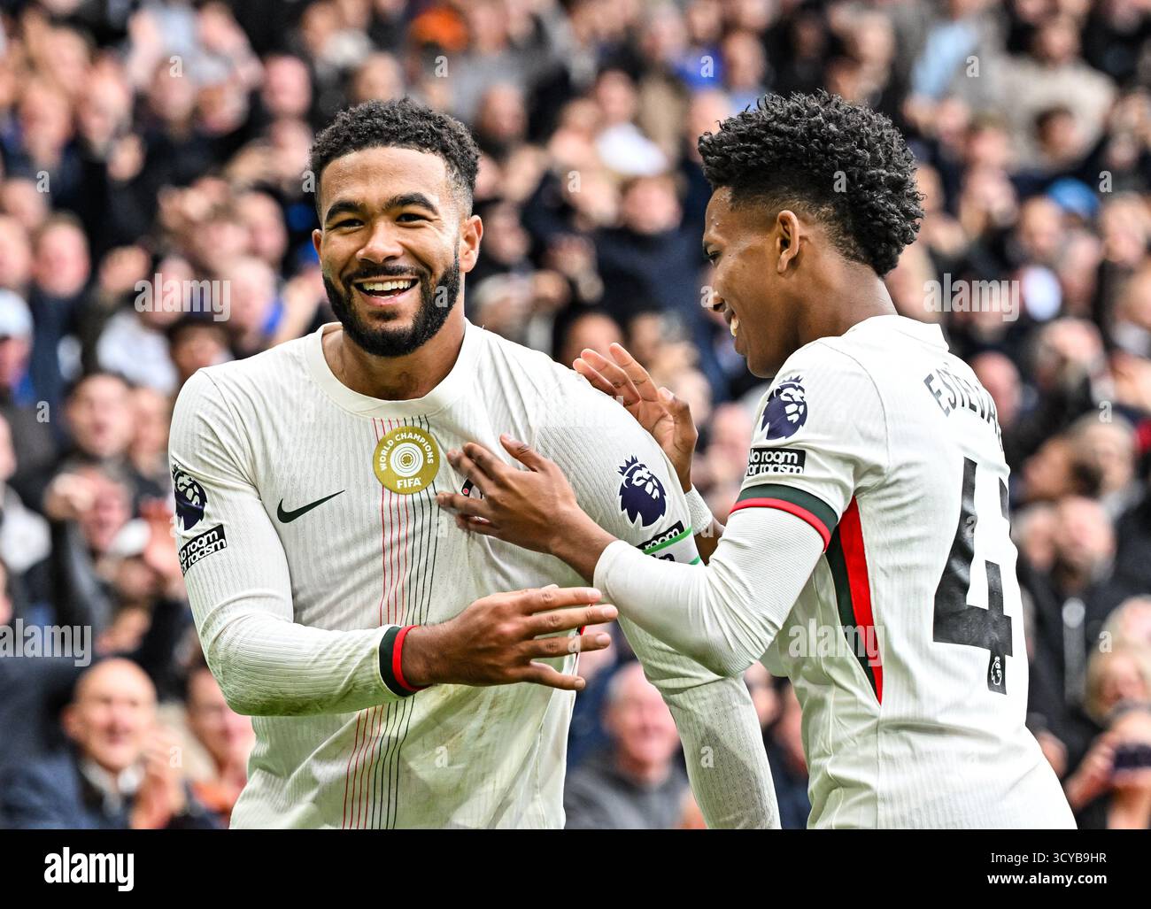 The City Ground, Nottingham, Regno Unito. 18 ottobre 2025. Premier League Football, Nottingham Forest contro Chelsea; Reece James del Chelsea festeggia con Estevao dopo aver segnato al 84° minuto per il 0-3 Credit: Action Plus Sports/Alamy Live News Foto Stock