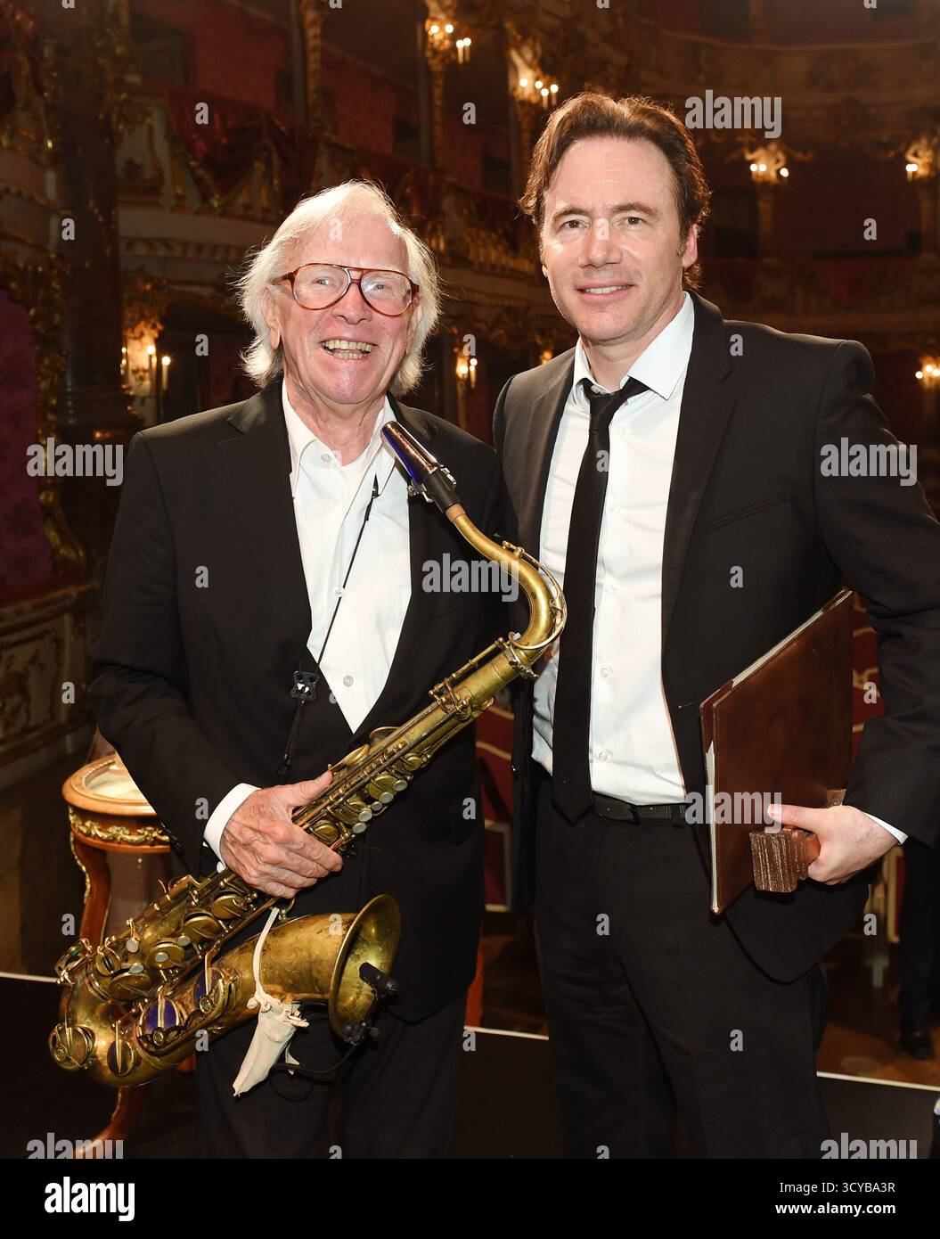 Monaco, Germania. 25 giugno 2019. Klaus Doldinger (l), musicista e compositore, e Michael (bullo) Herbig, regista e attore, si riuniscono alla cerimonia di premiazione del "Premio per la Pace del film tedesco - il ponte" al Cuvilliés Theater. Herbig è stato onorato per il suo film "Ballon", il musicista jazz e creatore del tema "Tatort" Is Dead. Doldinger morì all'età di 89 anni circondato dalla sua famiglia. Credito: Tobias Hase/dpa/Alamy Live News Foto Stock