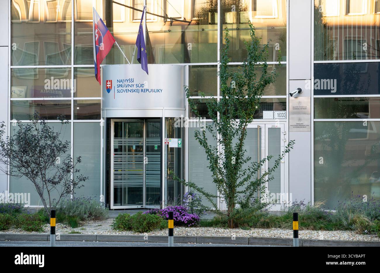 Bratislava, Slovacchia - 8 ottobre 2025: Corte amministrativa suprema della Repubblica slovacca (Najvyssi spravny sud Slovenskej republiky). Bratisl Foto Stock
