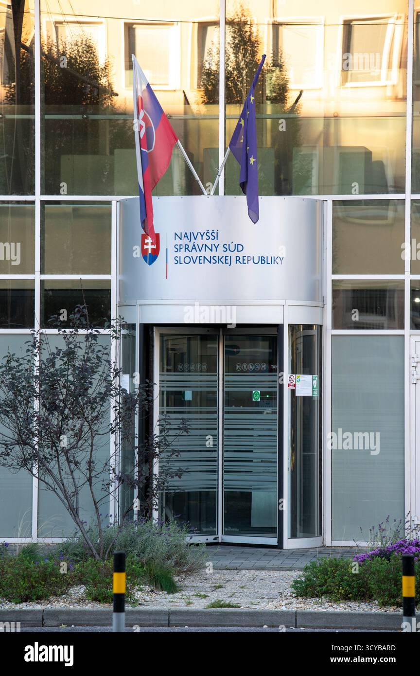 Bratislava, Slovacchia - 8 ottobre 2025: Corte amministrativa suprema della Repubblica slovacca (Najvyssi spravny sud Slovenskej republiky). Bratisl Foto Stock