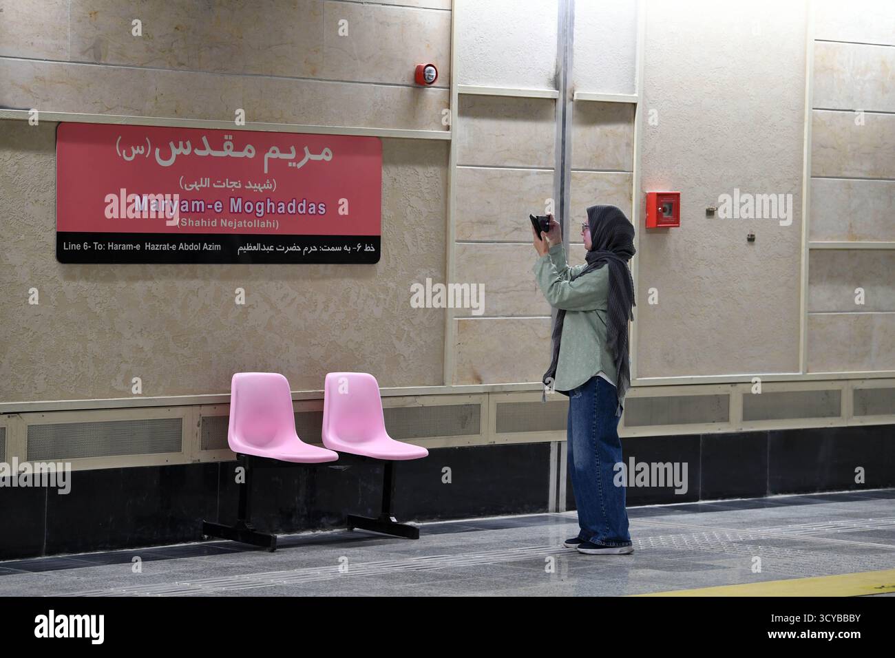 Teheran, Iran. 18 ottobre 2025. Un giornalista lavora alla stazione Maryam Moghaddas di Teheran Metro linea 6 a Teheran, Iran, 18 ottobre 2025. Crediti: Shadati/Xinhua/Alamy Live News Foto Stock