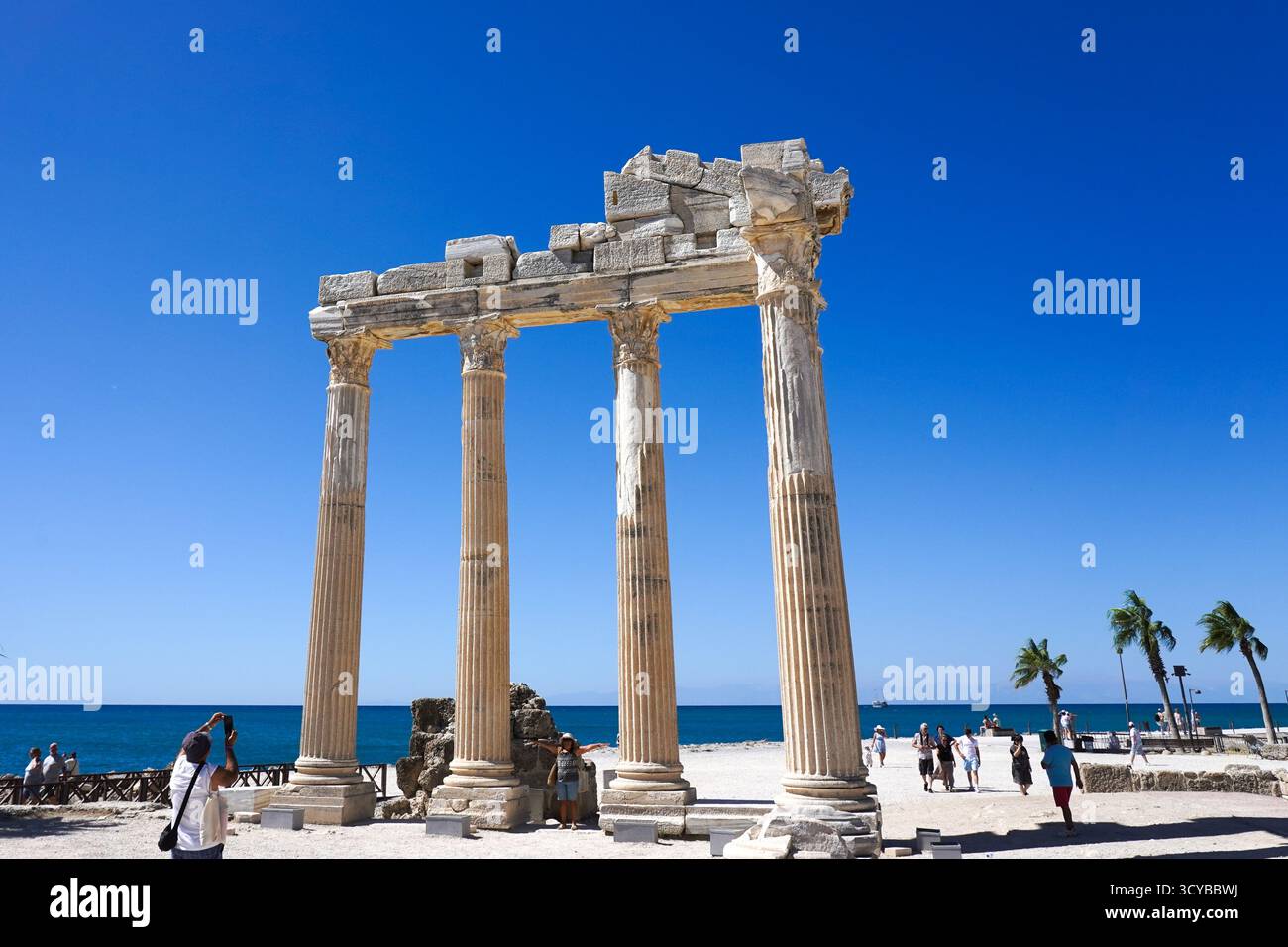 Antiche colonne contro un brillante cielo azzurro: Esplorando i resti delle civiltà dimenticate sul lungomare. Antik laterale. Foto Stock