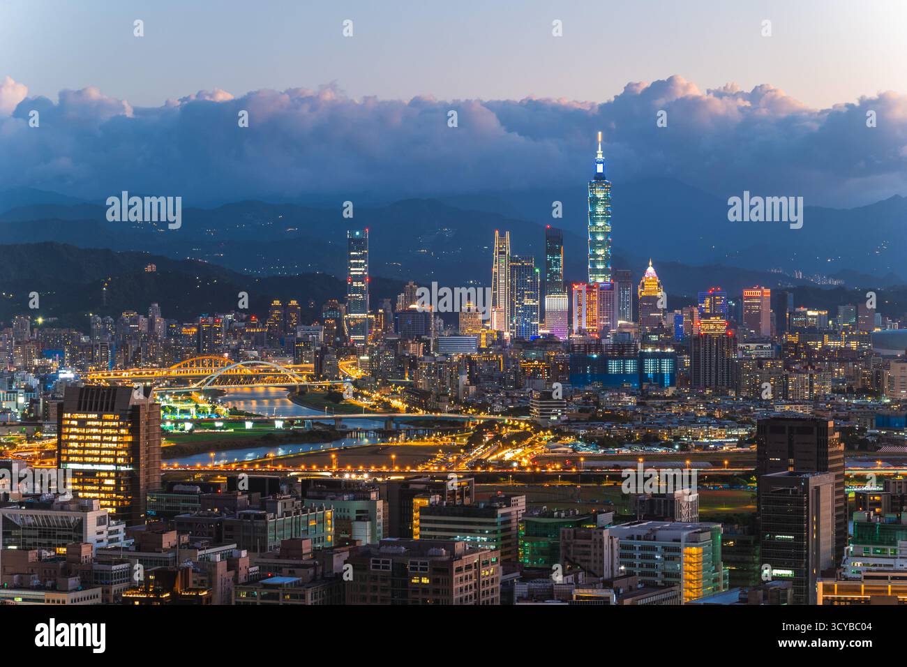 Vista notturna della città di Taipei, la capitale di Taiwan Foto Stock