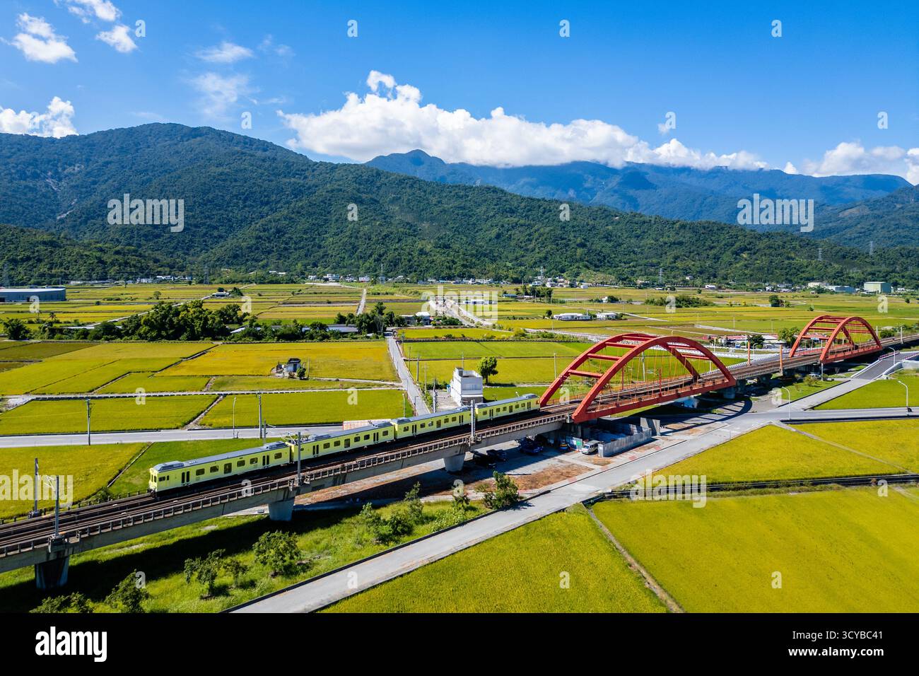Treno turistico che passa per il ponte di Kecheng vicino alla stazione ferroviaria di Yuli a Hualien, Taiwan Foto Stock