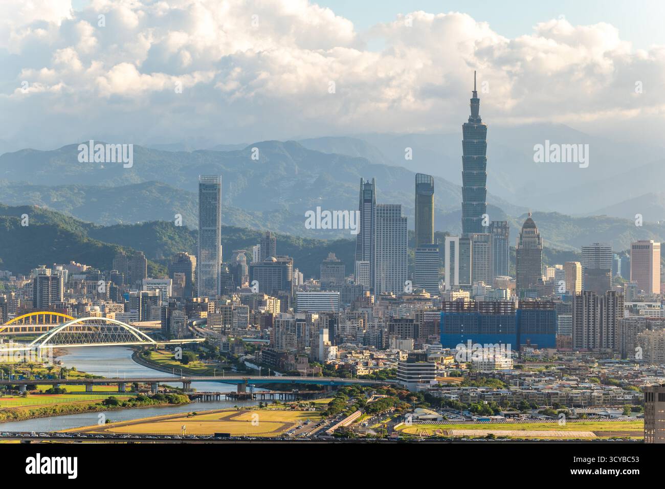 Vista notturna della città di Taipei, la capitale di Taiwan Foto Stock
