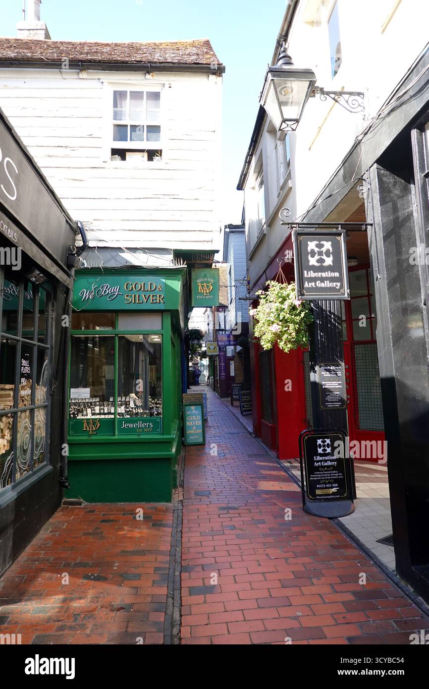 Scena di strada vuota nelle Lanes, Brighton, Inghilterra. Stretta passerella pedonale fiancheggiata da piccoli negozi ed edifici storici nella zona dei gioielli della città Foto Stock