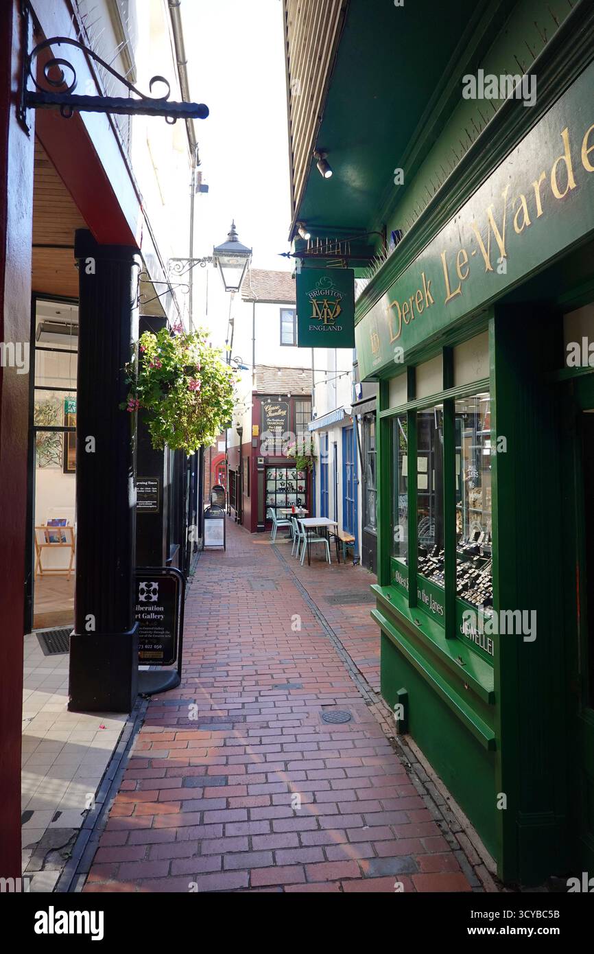 Scena di strada vuota nelle Lanes, Brighton, Inghilterra. Stretta passerella pedonale fiancheggiata da piccoli negozi ed edifici storici nella zona dei gioielli della città Foto Stock