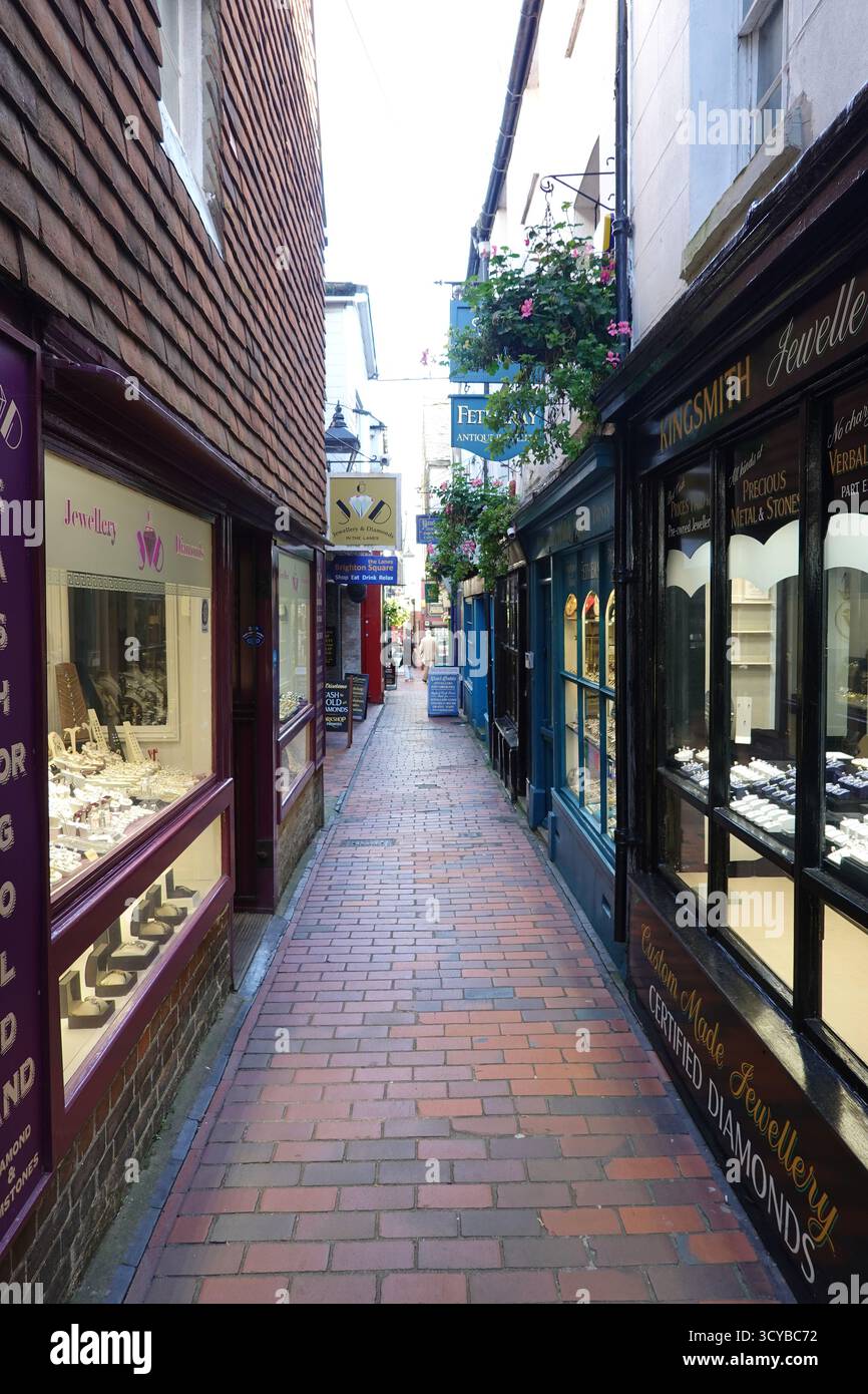 Scena di strada vuota nelle Lanes, Brighton, Inghilterra. Stretta passerella pedonale fiancheggiata da piccoli negozi ed edifici storici nella zona dei gioielli della città Foto Stock