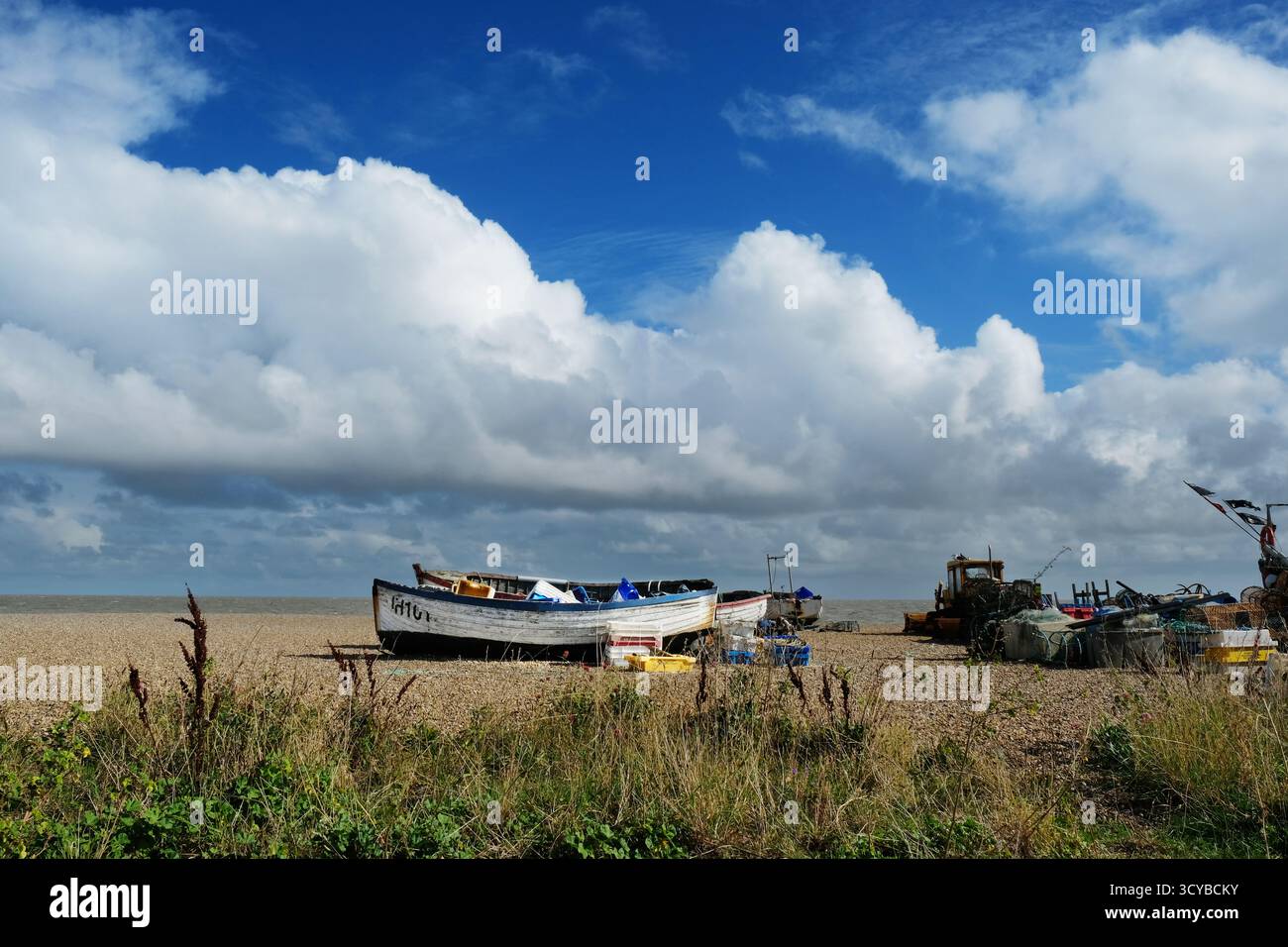 Barca da pesca in legno ormeggiata su una spiaggia di ciottoli, Aldeburgh, Suffolk, Regno Unito - John Gollop Foto Stock