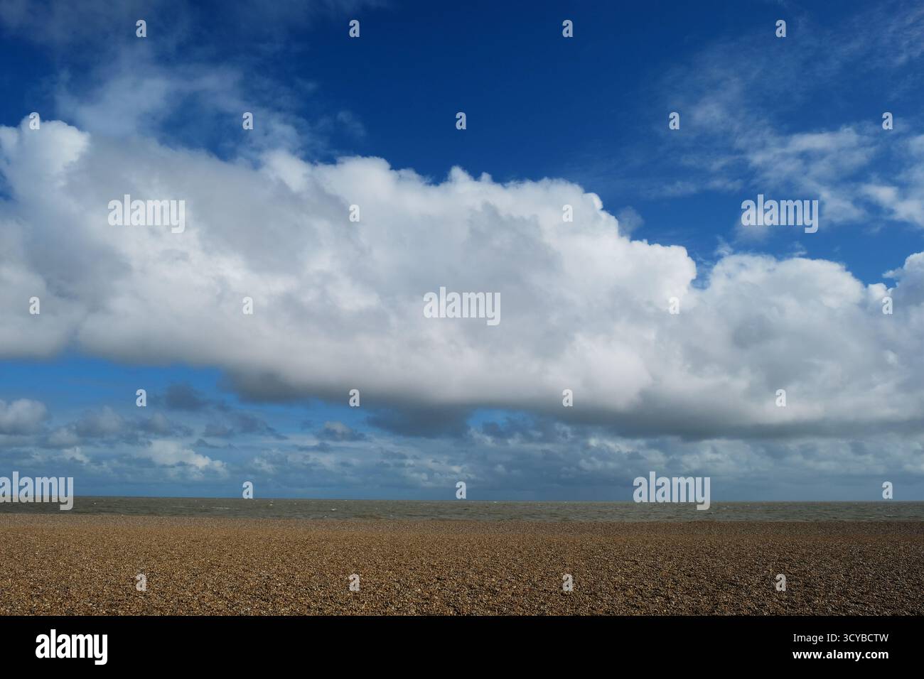 Cielo spettacolare su una spiaggia di ciottoli, Aldeburgh, Suffolk, Regno Unito - John Gollop Foto Stock
