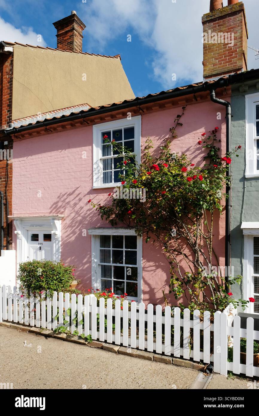 Piccolo cottage rosa esterno Aldeburgh, Suffolk, Regno Unito Foto Stock