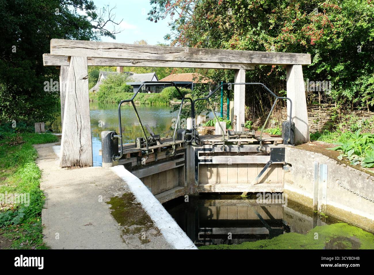 Vecchio meccanismo di blocco in legno sul fiume Stour, Flatford, Dedham vale, Suffolk, Regno Unito Foto Stock
