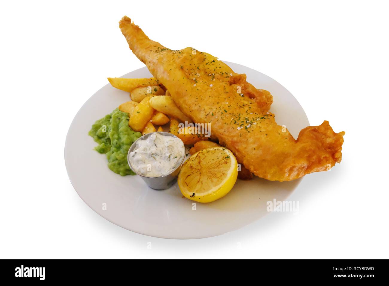 Shot di pesce e patatine tradizionali con funghi tagliati su sfondo bianco Foto Stock