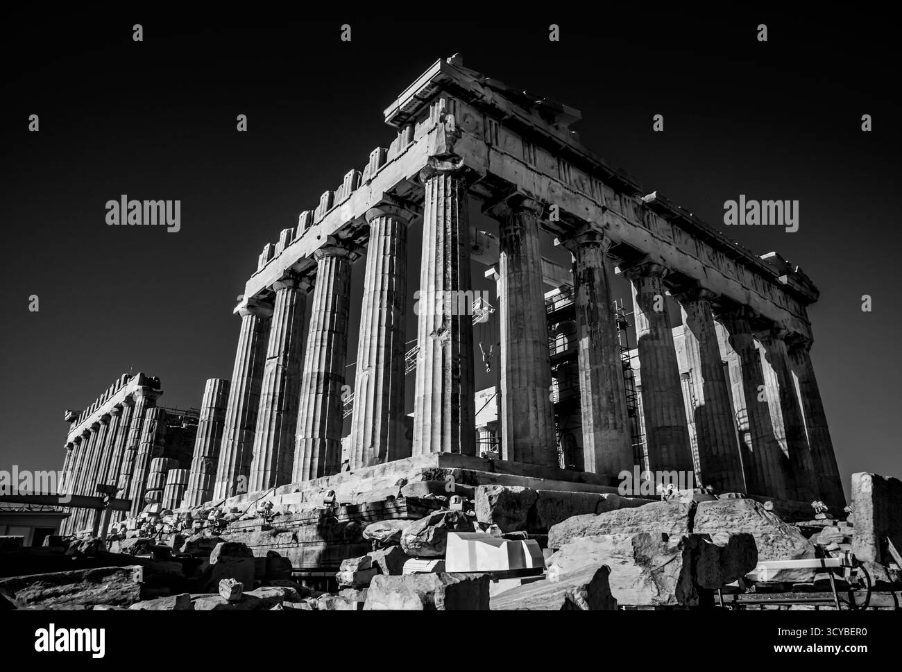 Il tempio del Partenone sull'Acropoli di Atene in bianco e nero. Foto Stock