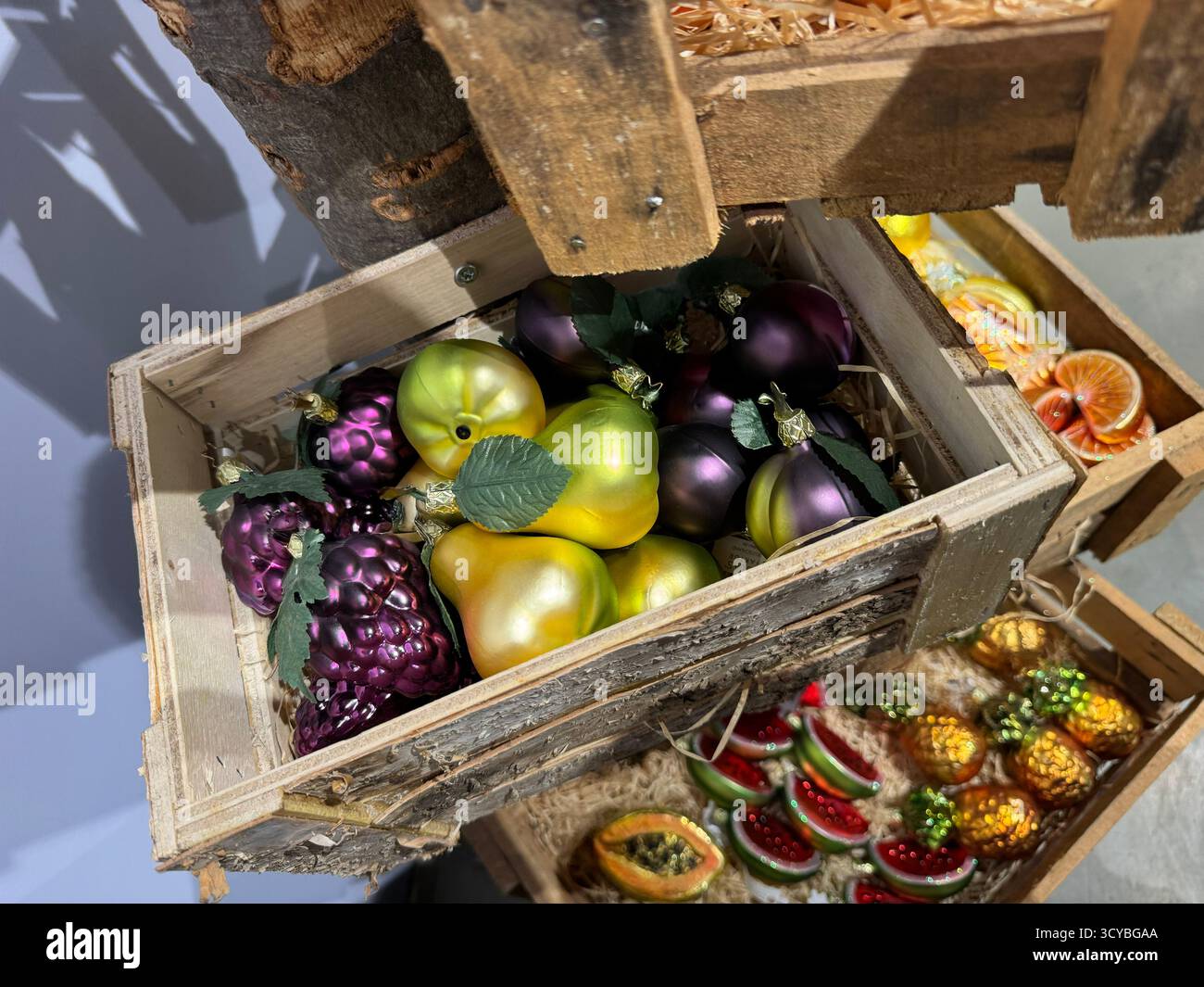 Berlino, Germania, 2 ottobre 2025, negozio con INGES produttore di decorazioni in vetro per alberi di Natale. Ornamenti per alberi di natale a base di frutta in vetro esposti in W - Immagine stock catturata con smartphone