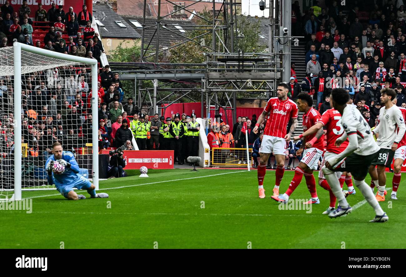 The City Ground, Nottingham, Regno Unito. 18 ottobre 2025. Premier League Football, Nottingham Forest contro Chelsea; Matz Sels di Nottingham Forest risparmia al suo posto da un colpo di testa di Josh Acheampong del Chelsea Credit: Action Plus Sports/Alamy Live News Foto Stock