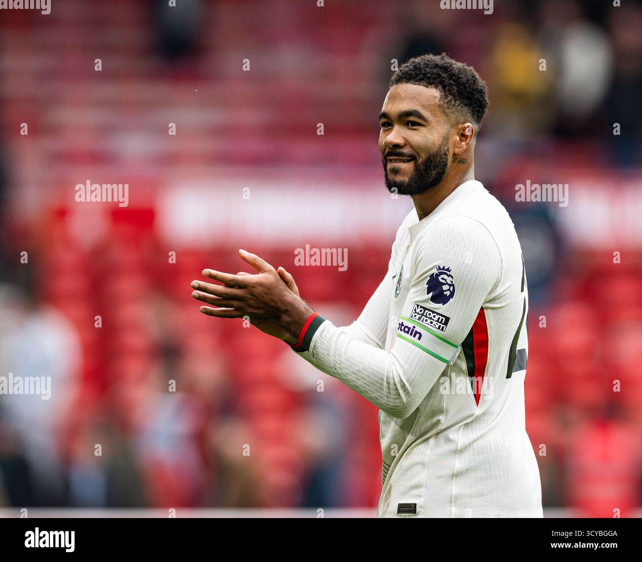 The City Ground, Nottingham, Regno Unito. 18 ottobre 2025. Premier League Football, Nottingham Forest contro Chelsea; Reece James di Chelsea applaude i tifosi in viaggio dopo il fischio finale Credit: Action Plus Sports/Alamy Live News Foto Stock