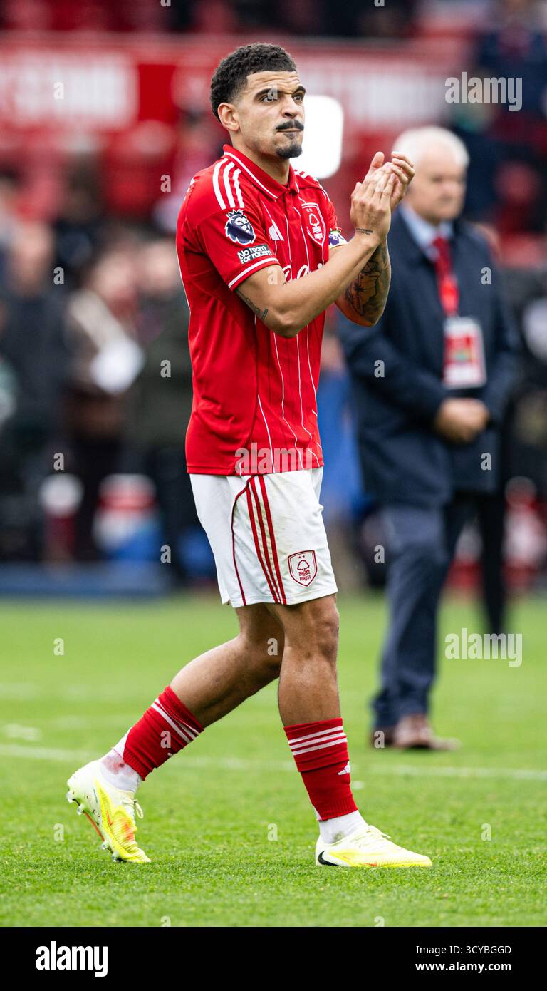 The City Ground, Nottingham, Regno Unito. 18 ottobre 2025. Premier League Football, Nottingham Forest contro Chelsea; Morgan Gibbs-White del Nottingham Forest applaude i tifosi di casa dopo il fischio finale Credit: Action Plus Sports/Alamy Live News Foto Stock