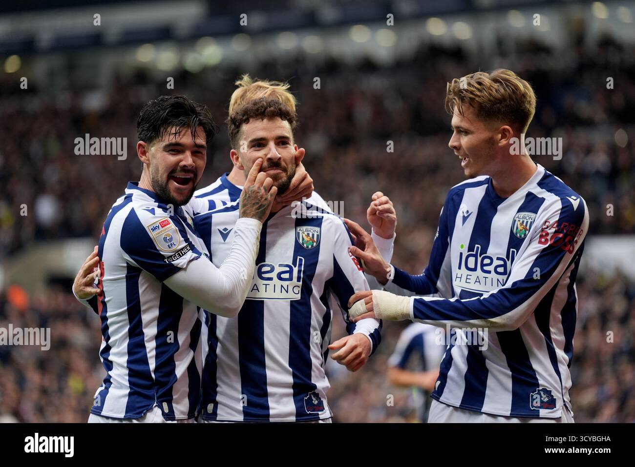 Mikey Johnston (centro) del West Bromwich Albion celebra il primo gol della squadra durante la partita per il titolo Sky Bet agli Hawthorns di West Bromwich. Data foto: Sabato 18 ottobre 2025. Foto Stock