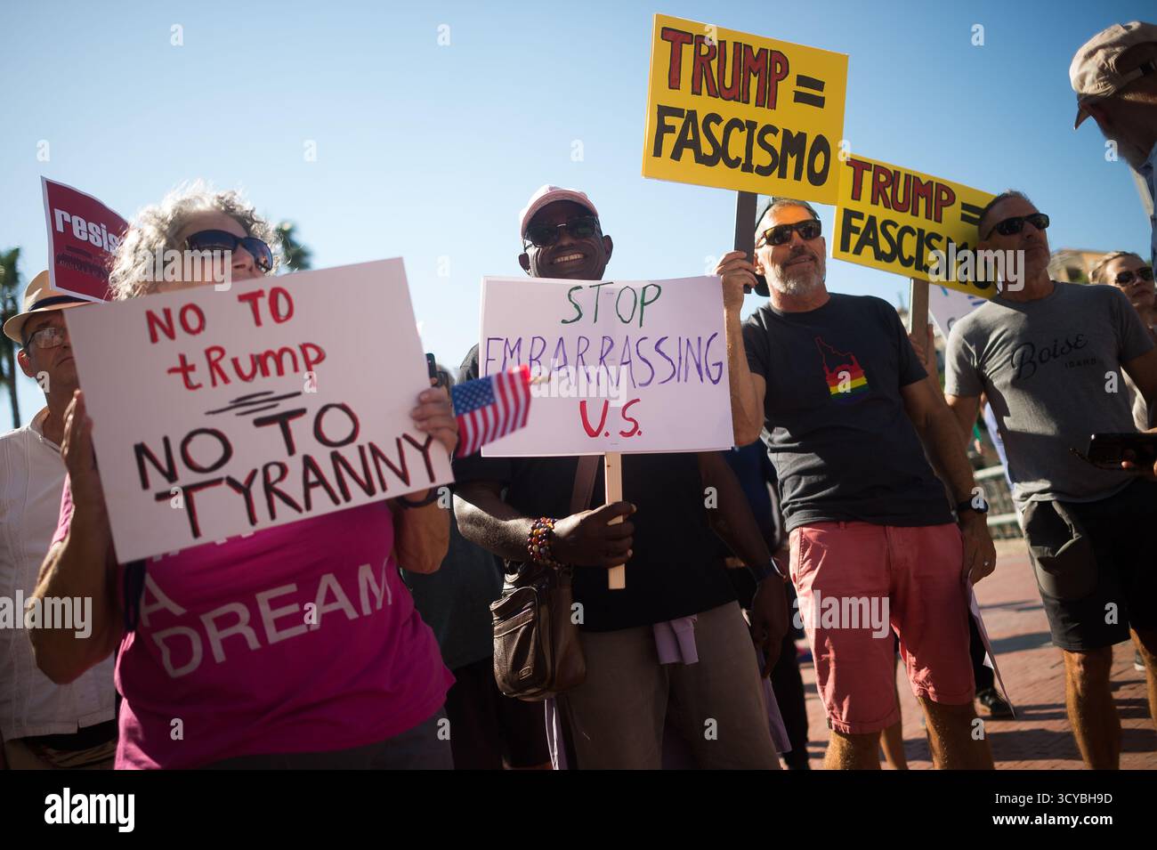 Malaga, Spagna. 18 ottobre 2025. I manifestanti sono visti tenere cartelli mentre prendono parte a una protesta contro il governo Trump, organizzata da "Democratici all'estero”, in piazza la Marina. Gli americani che vivono in Spagna hanno organizzato diverse proteste contro l’amministrazione Trump. "Democratici all'estero”, formato da cittadini statunitensi che vivono al di fuori degli Stati Uniti, è l'organizzazione ufficiale degli espatriati del Partito Democratico. Credito: SOPA Images Limited/Alamy Live News Foto Stock