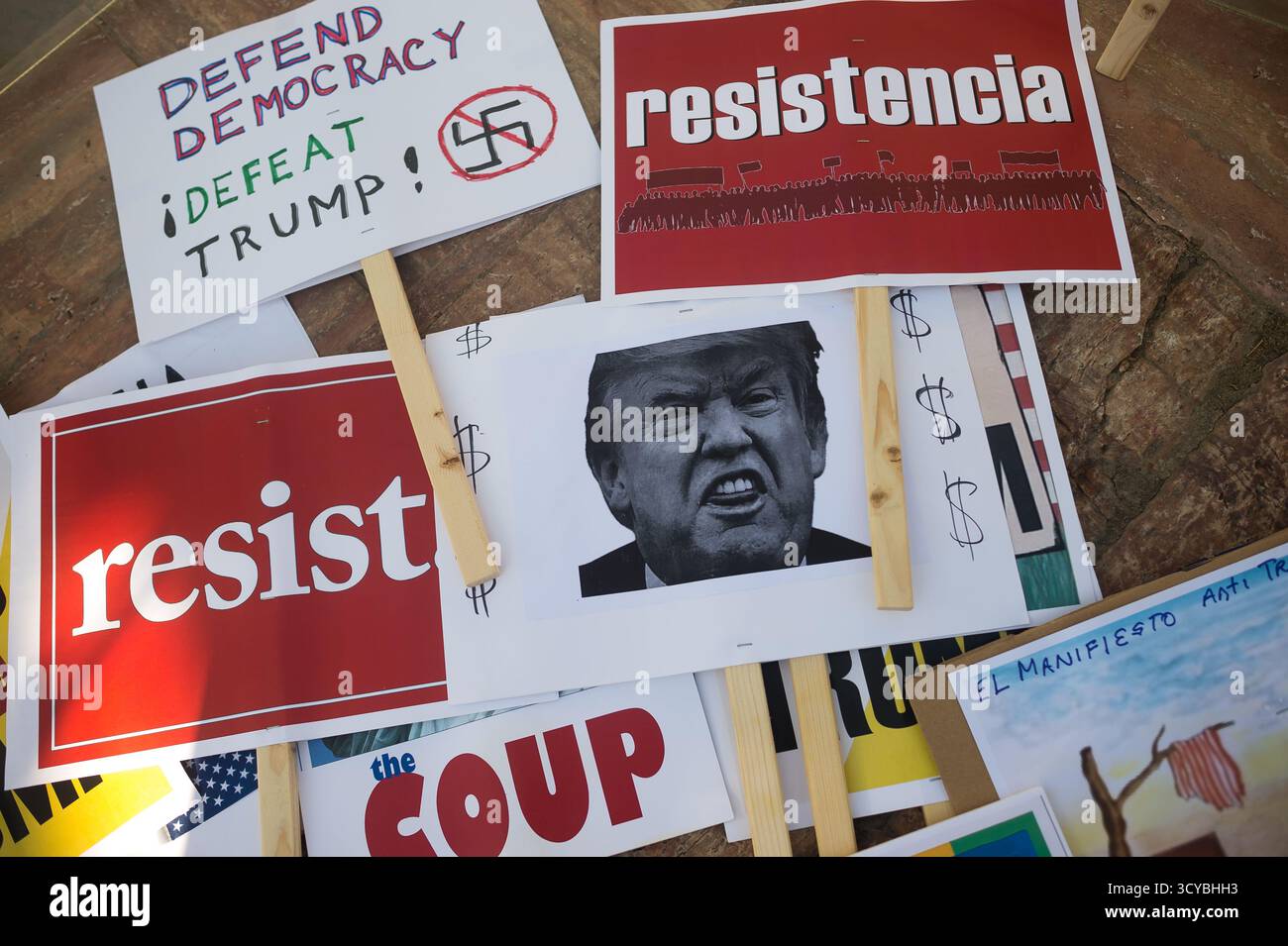 Malaga, Spagna. 18 ottobre 2025. Cartelli sul campo sono visti durante una protesta contro il governo Trump, organizzata da "Democratici all'estero", in piazza la Marina. Gli americani che vivono in Spagna hanno organizzato diverse proteste contro l’amministrazione Trump. "Democratici all'estero”, formato da cittadini statunitensi che vivono al di fuori degli Stati Uniti, è l'organizzazione ufficiale degli espatriati del Partito Democratico. Credito: SOPA Images Limited/Alamy Live News Foto Stock
