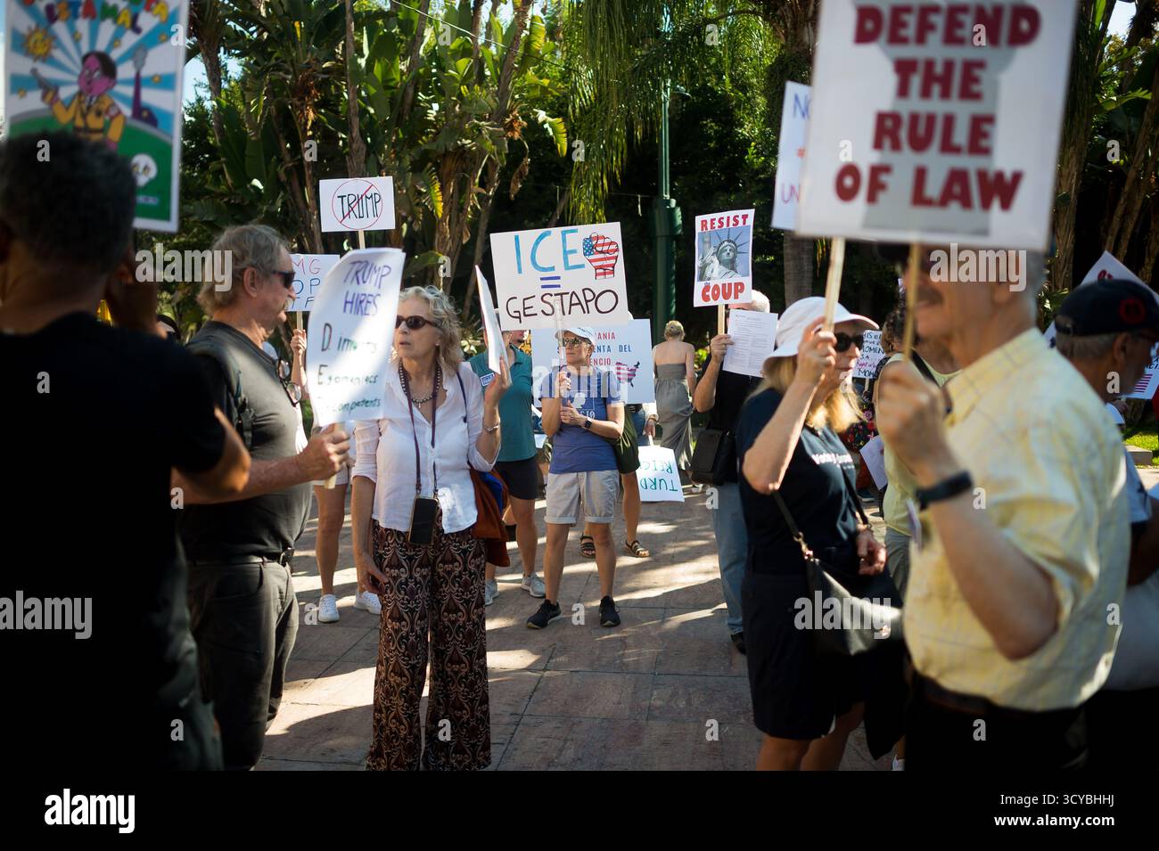 Malaga, Spagna. 18 ottobre 2025. I manifestanti sono visti tenere cartelli mentre prendono parte a una protesta contro il governo Trump, organizzata da "Democratici all'estero”, in piazza la Marina. Gli americani che vivono in Spagna hanno organizzato diverse proteste contro l’amministrazione Trump. "Democratici all'estero”, formato da cittadini statunitensi che vivono al di fuori degli Stati Uniti, è l'organizzazione ufficiale degli espatriati del Partito Democratico. Credito: SOPA Images Limited/Alamy Live News Foto Stock